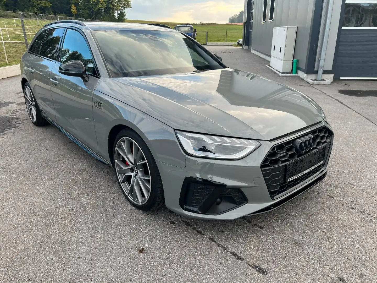 Audi A4 Avant 40 TDI S tr. quat edition one S line Grau - 2