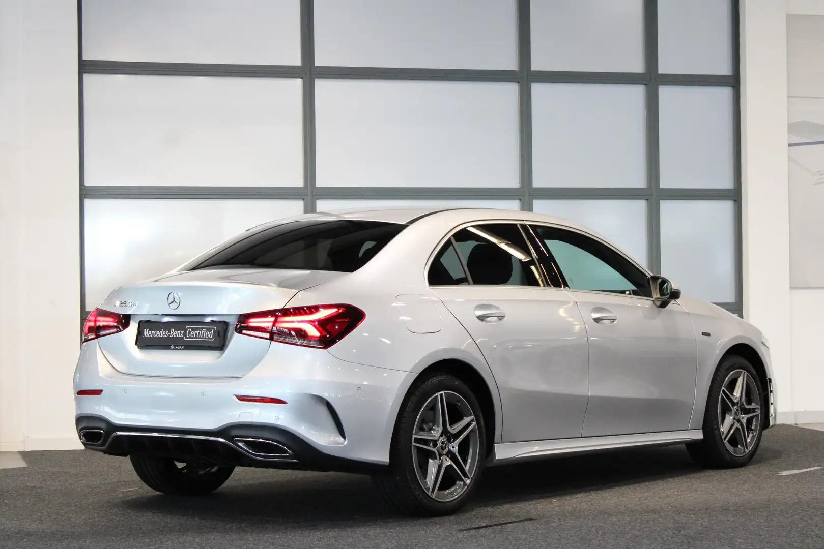 Mercedes-Benz A 250 Limousine e Line: AMG Grijs - 2