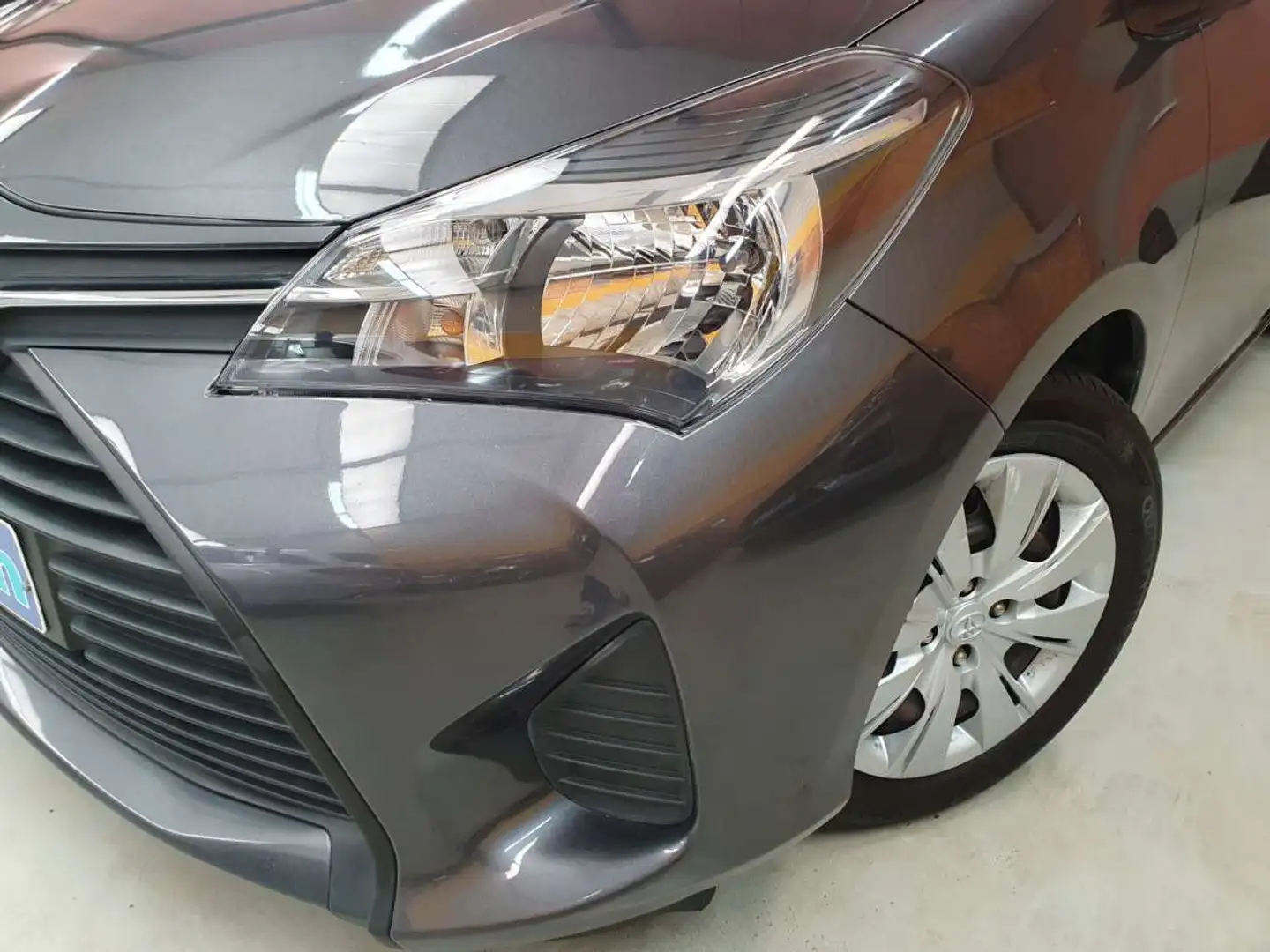 Toyota Yaris 1.4 D4D LIVE2 Grijs - 2