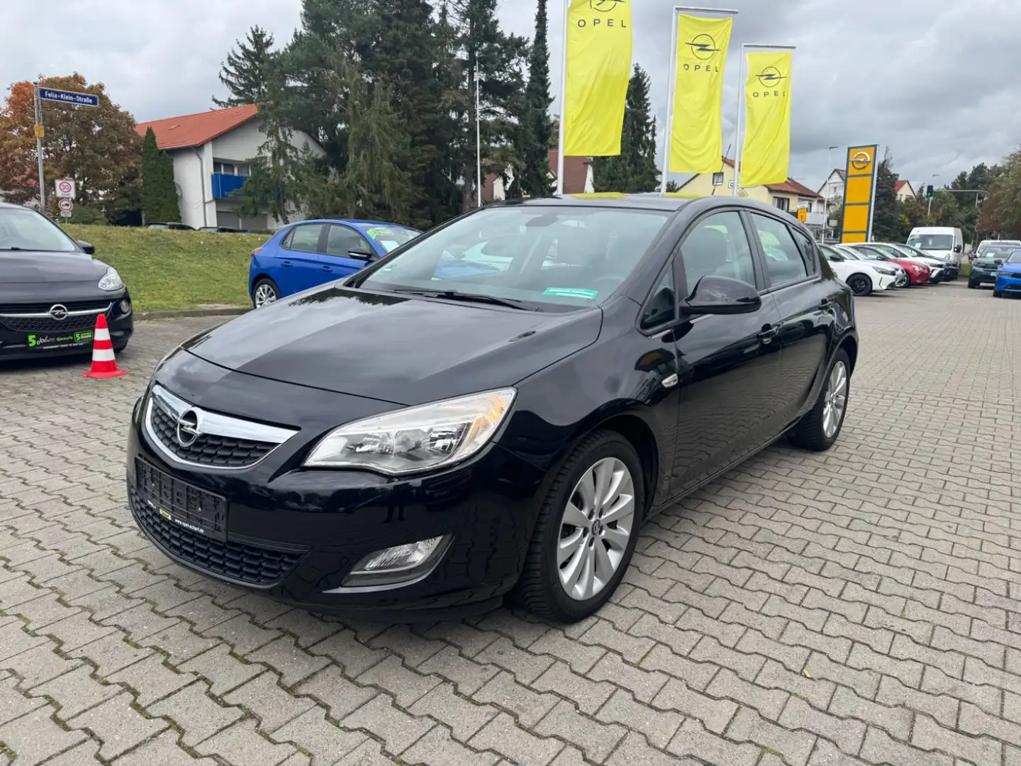 Opel Astra J 1.6 FIN ab 2,99%**SHZ+Klima+PDC+** Noir - 2