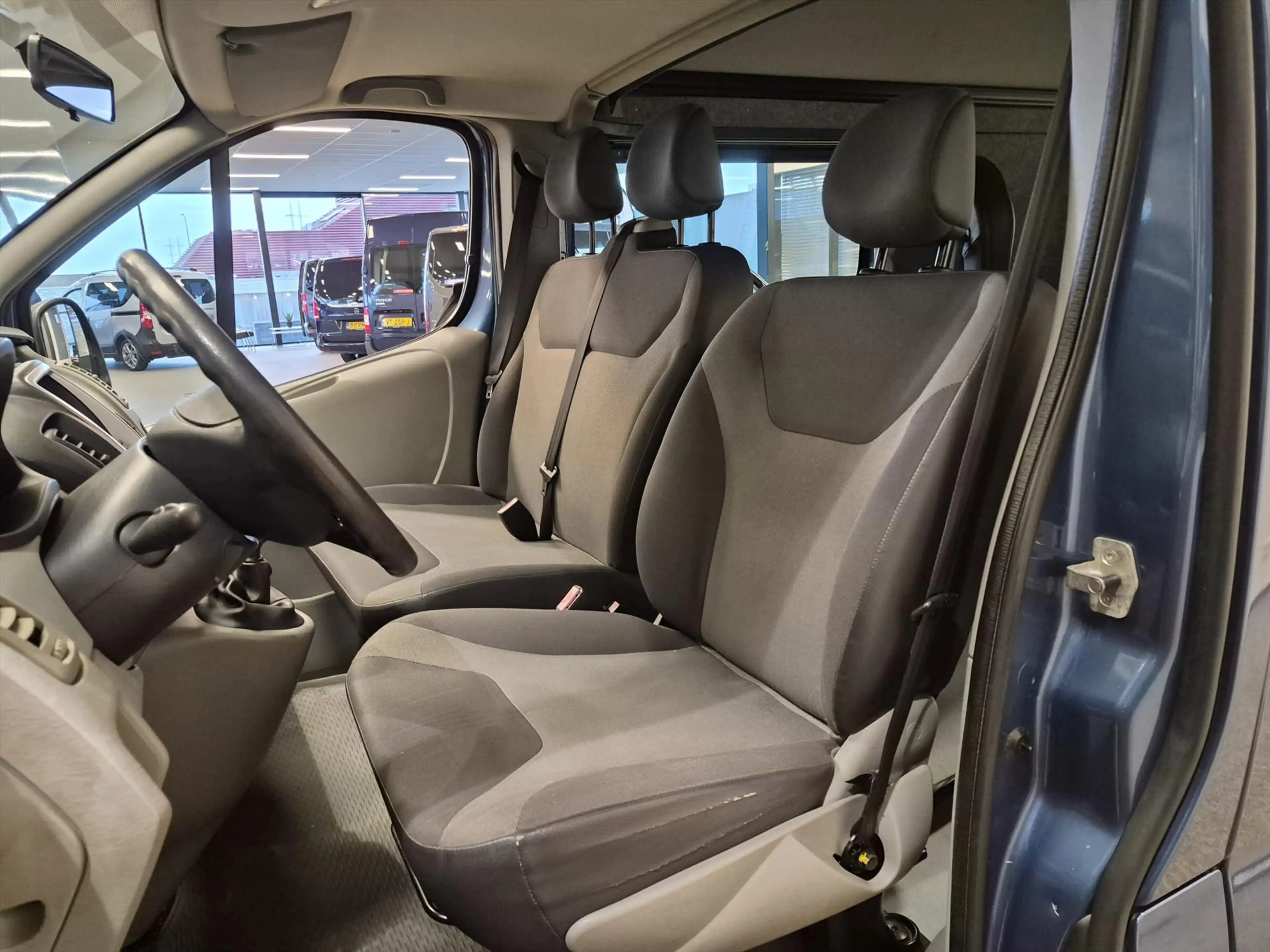 Renault Trafic L1H2 Rolstoelbus (airco) 5+1 — photo 18