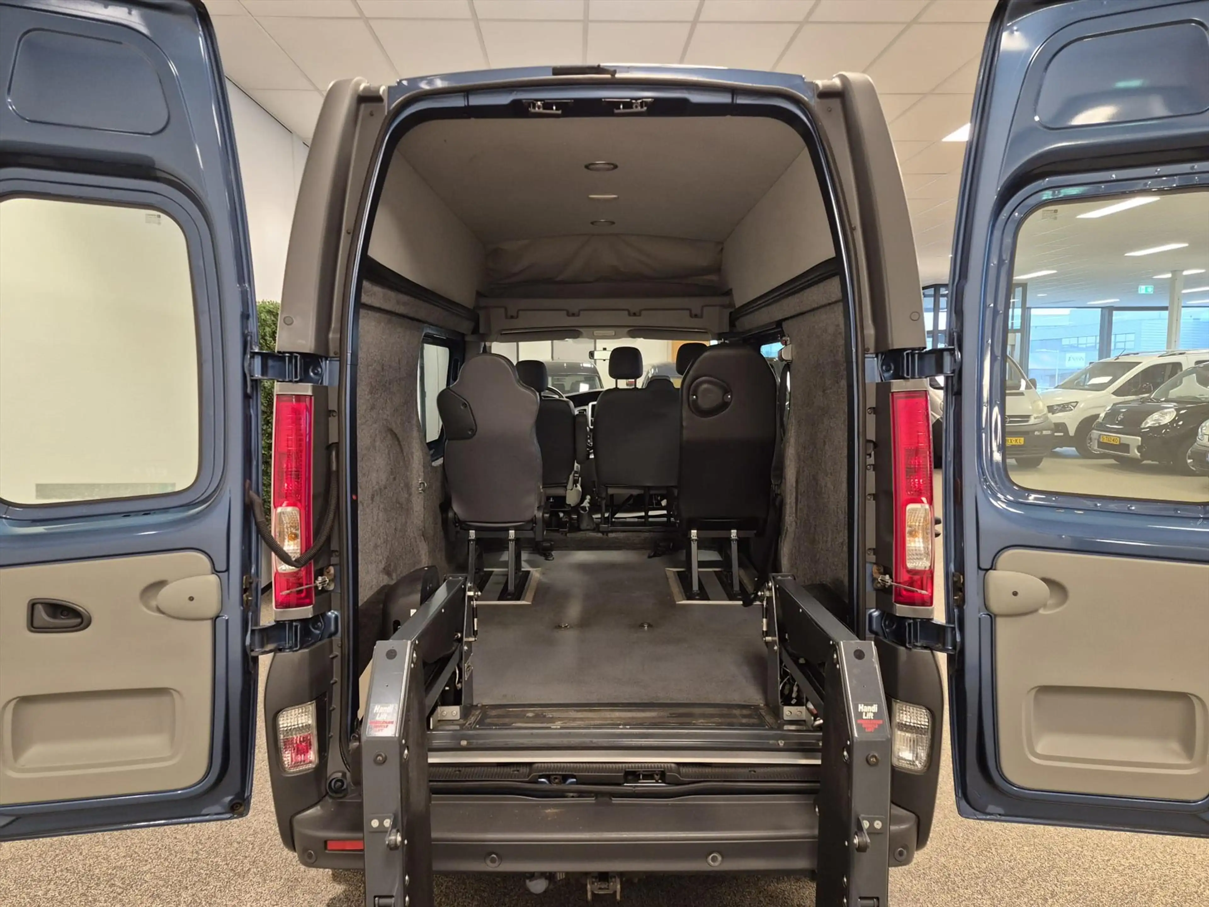 Renault Trafic L1H2 Rolstoelbus (airco) 5+1 — photo 11