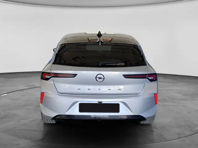 Opel Astra view 4