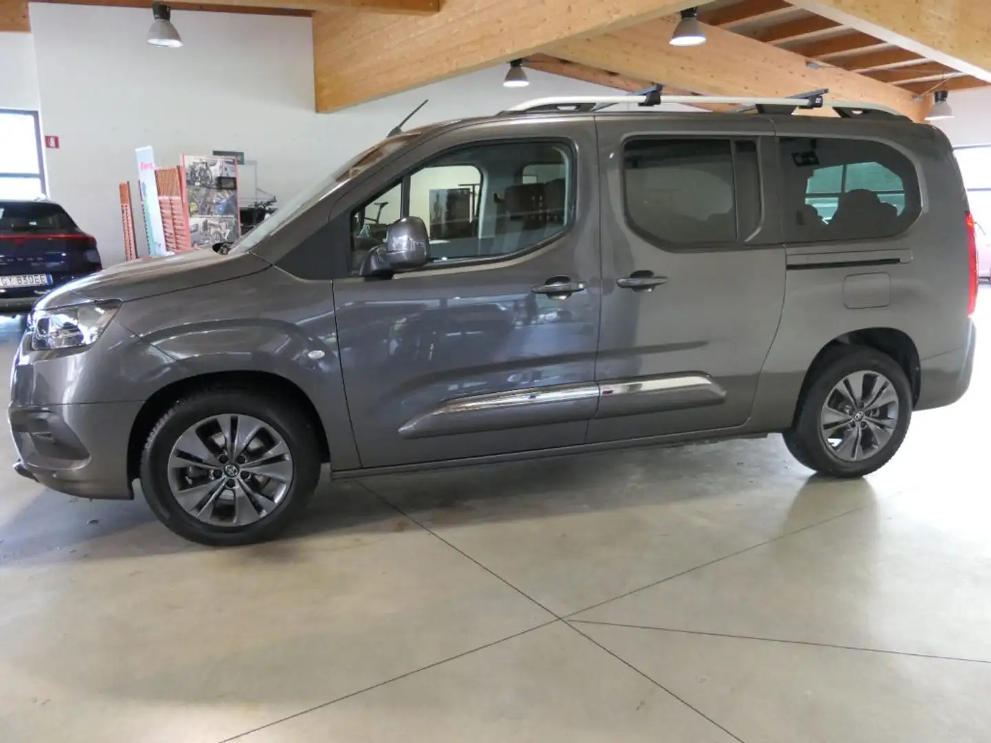 Toyota Proace City Verso 1.2 110 CV LONG Executive 7P. Grigio - 1