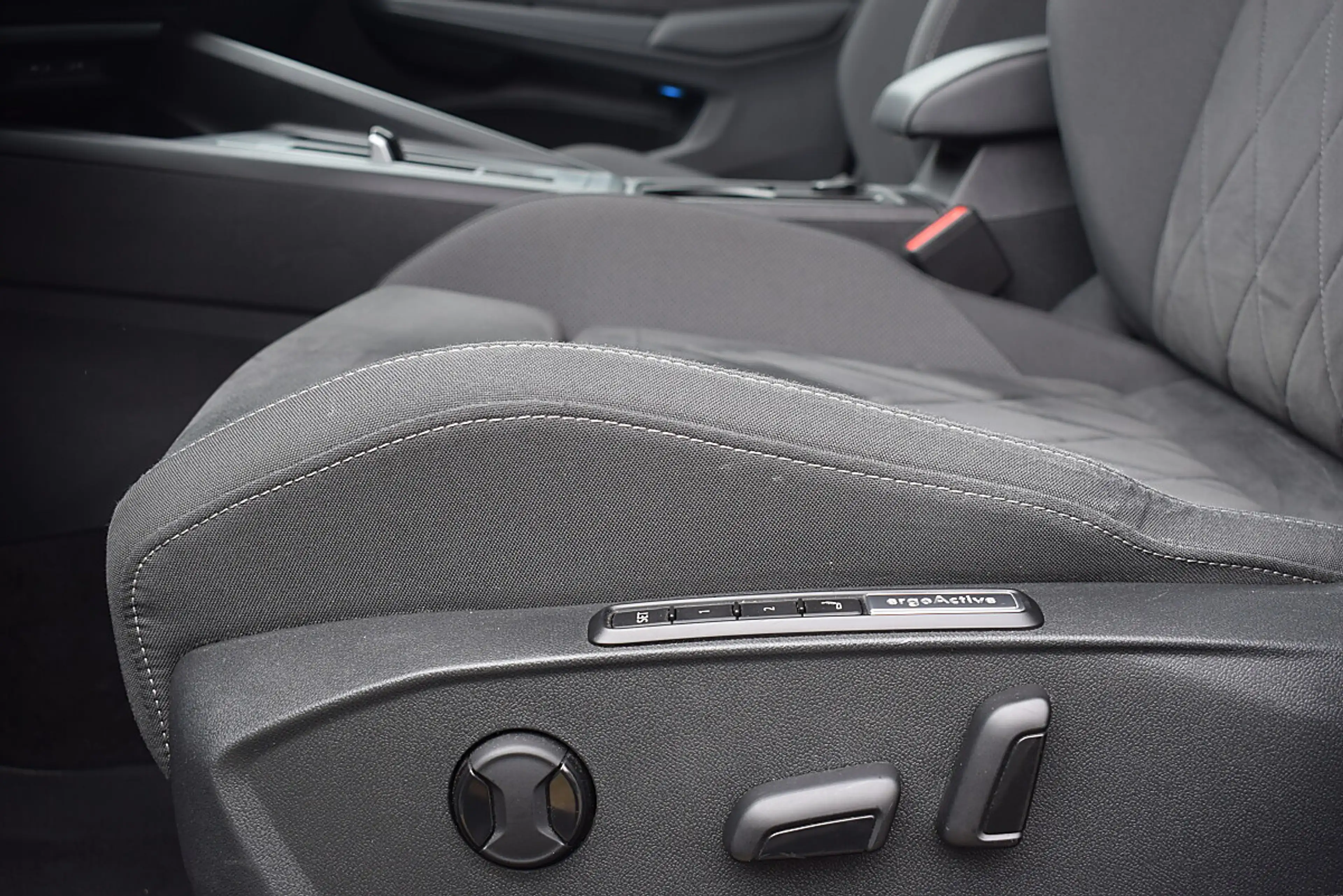 Volkswagen Golf 2,0 TDI Life DSG — photo 14