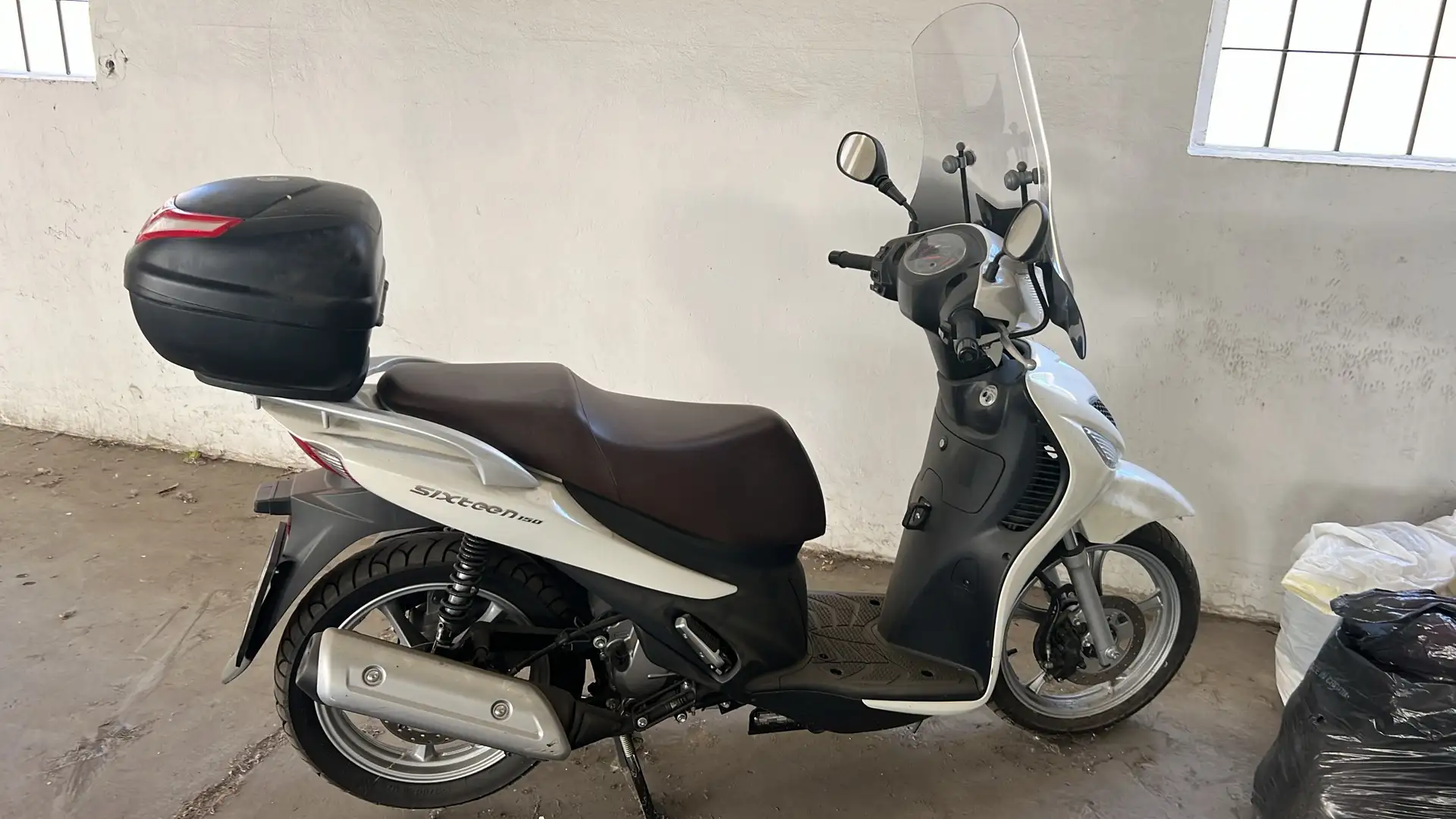 Suzuki Sixteen 150 Blanc - 1