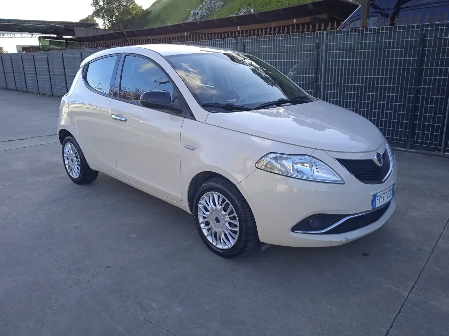 Lancia Ypsilon 1.2 69 CV 5 porte Silver Beige - 1
