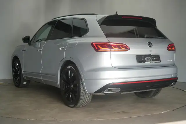 Volkswagen Touareg view 5