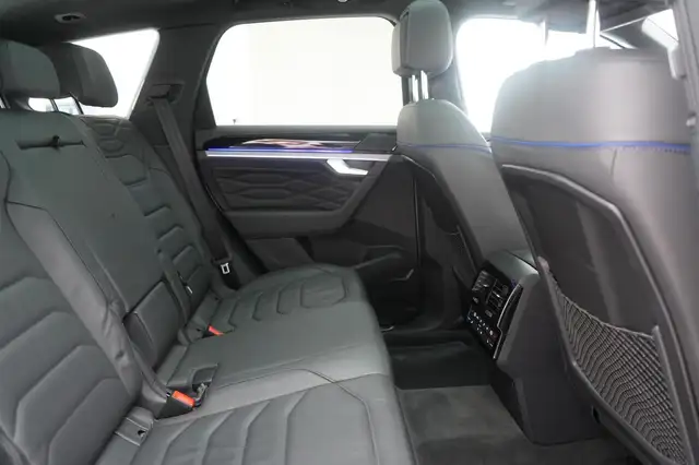 Volkswagen Touareg view 8