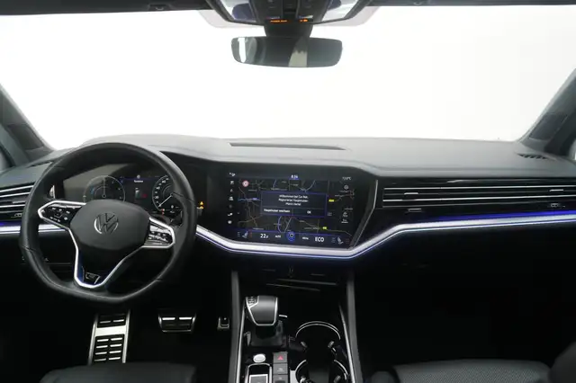 Volkswagen Touareg view 14