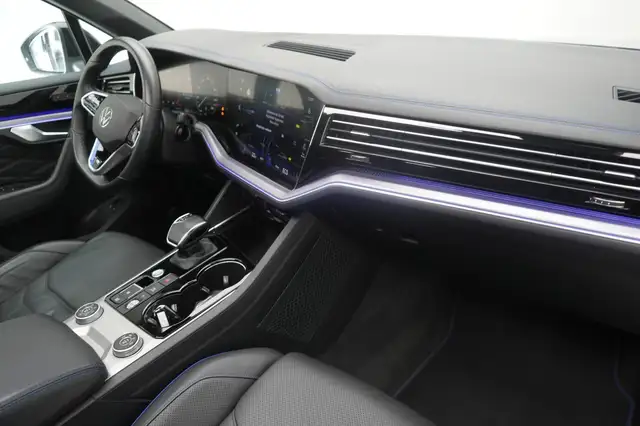 Volkswagen Touareg view 7