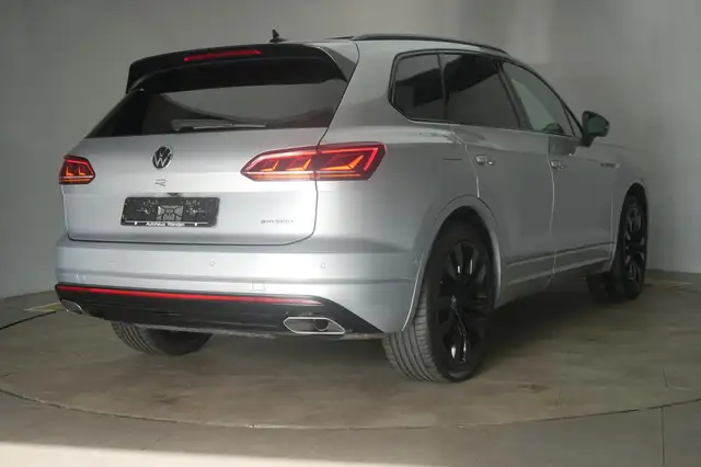 Volkswagen Touareg view 4