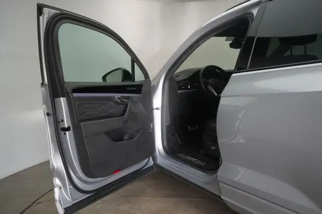 Volkswagen Touareg view 11