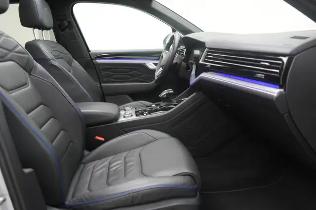 Volkswagen Touareg view 6