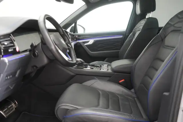 Volkswagen Touareg view 9