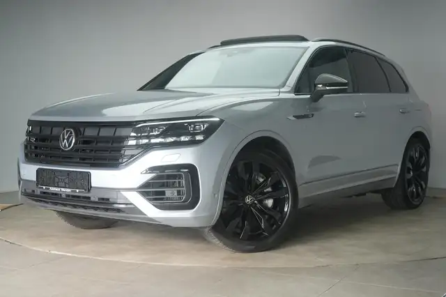 Volkswagen Touareg view 3
