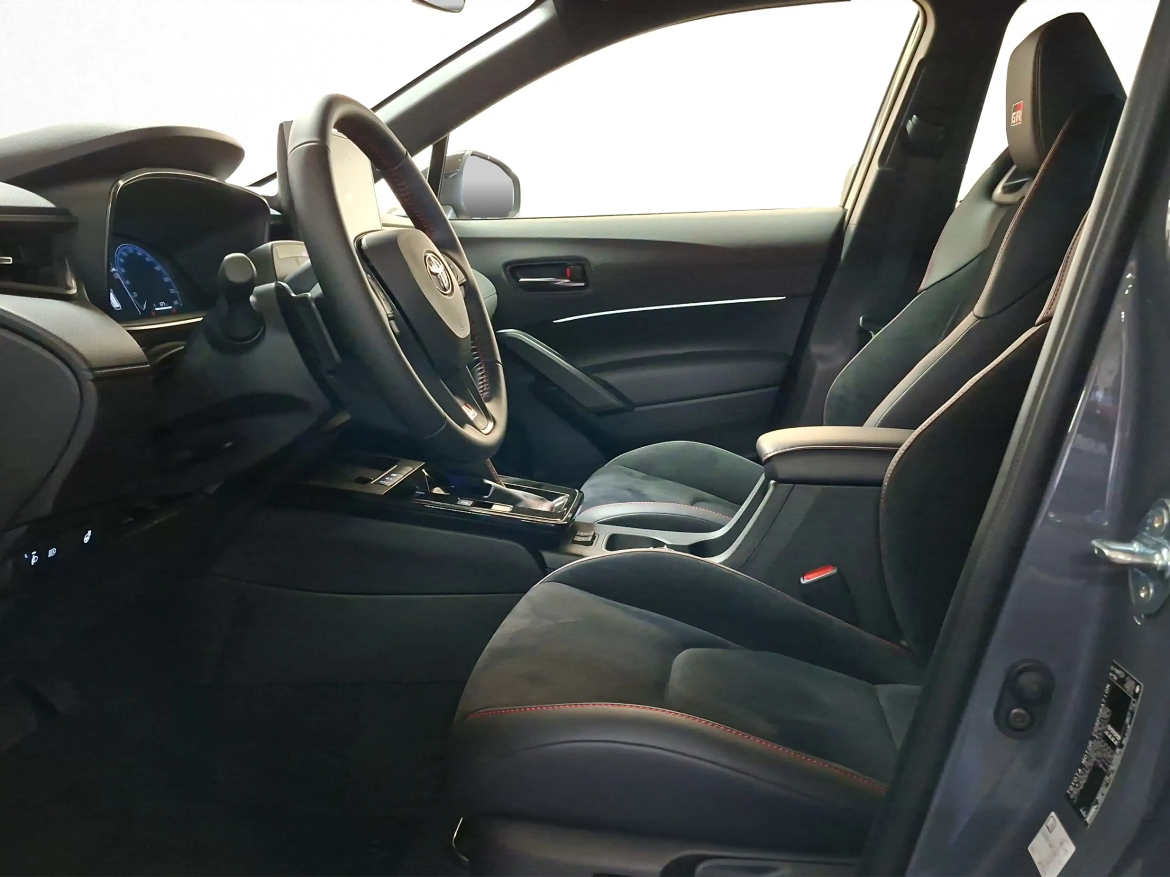 Toyota Corolla Cross Hybrid 180 GR Sport — photo 12