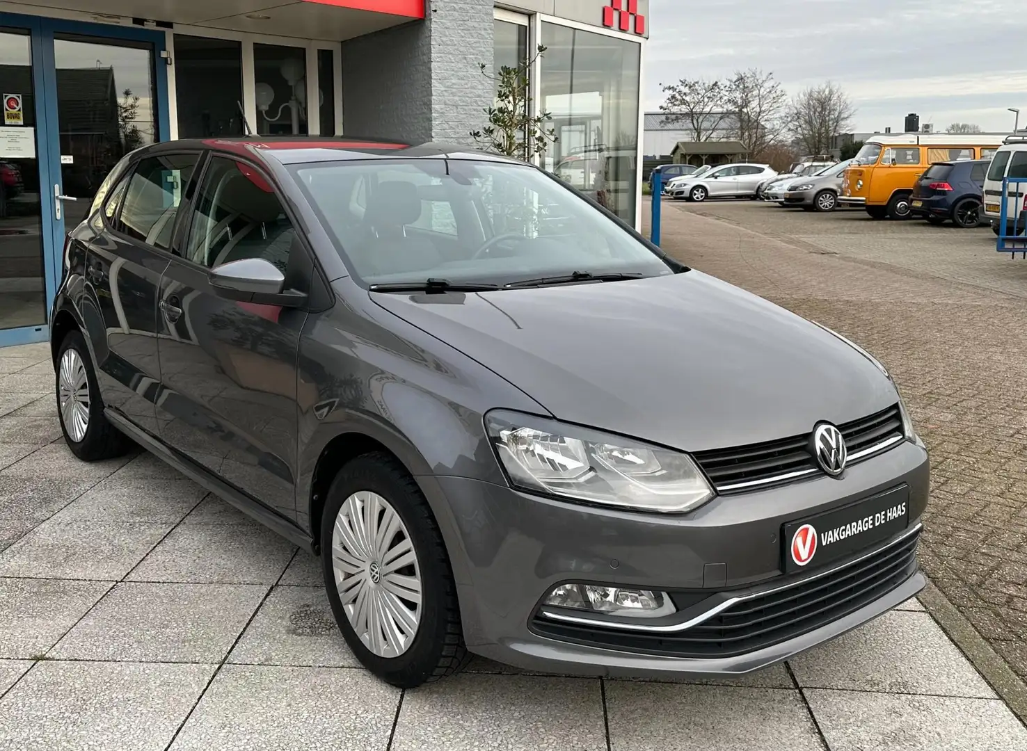 Volkswagen Polo 1.2 TSI Comfortline Connected Series Grijs - 2