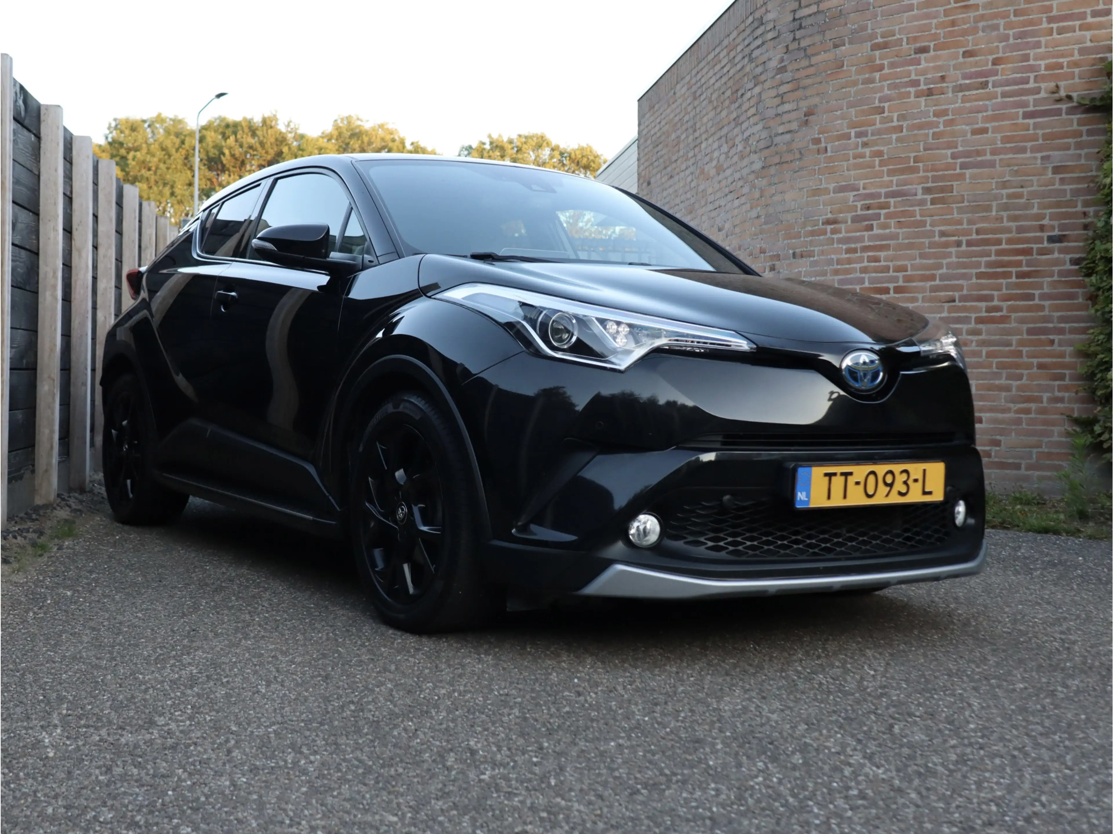 Toyota C-HR 1.8 Hybrid Adventure leder | dealer o.h. — photo 5