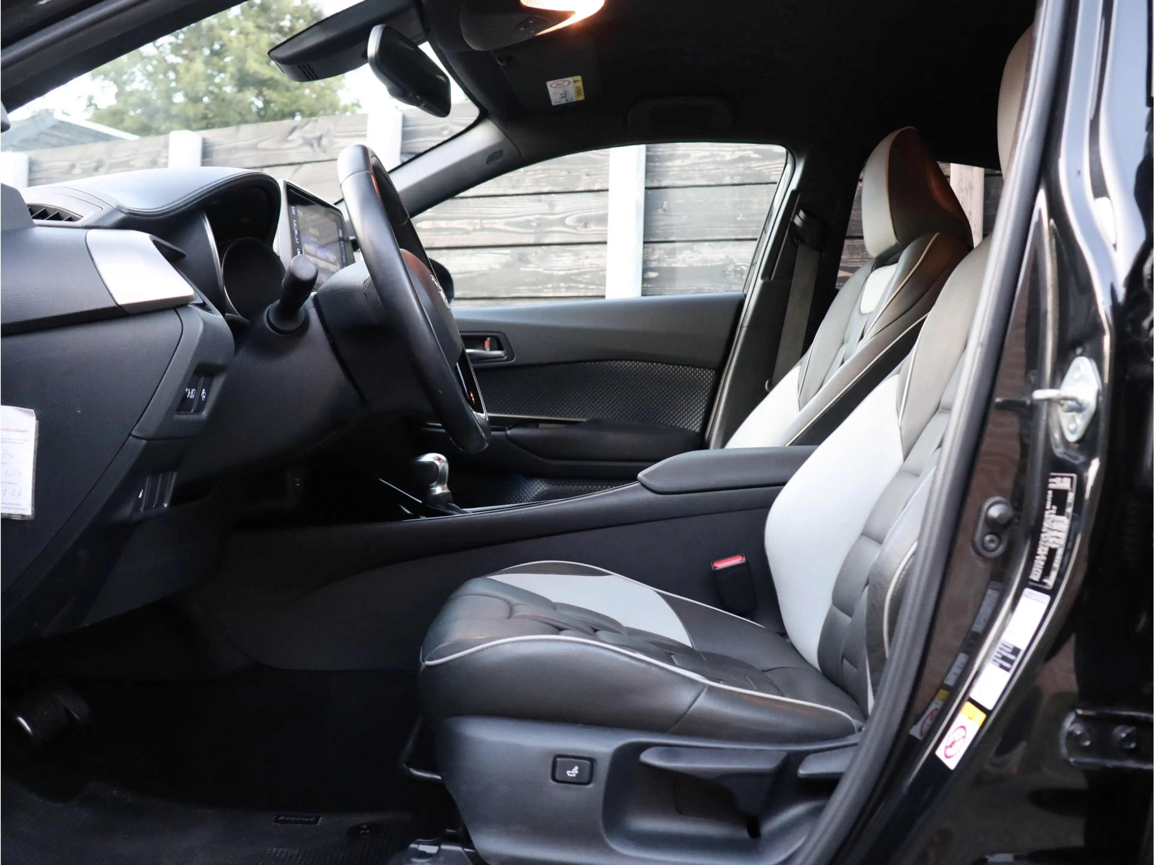 Toyota C-HR 1.8 Hybrid Adventure leder | dealer o.h. — photo 7