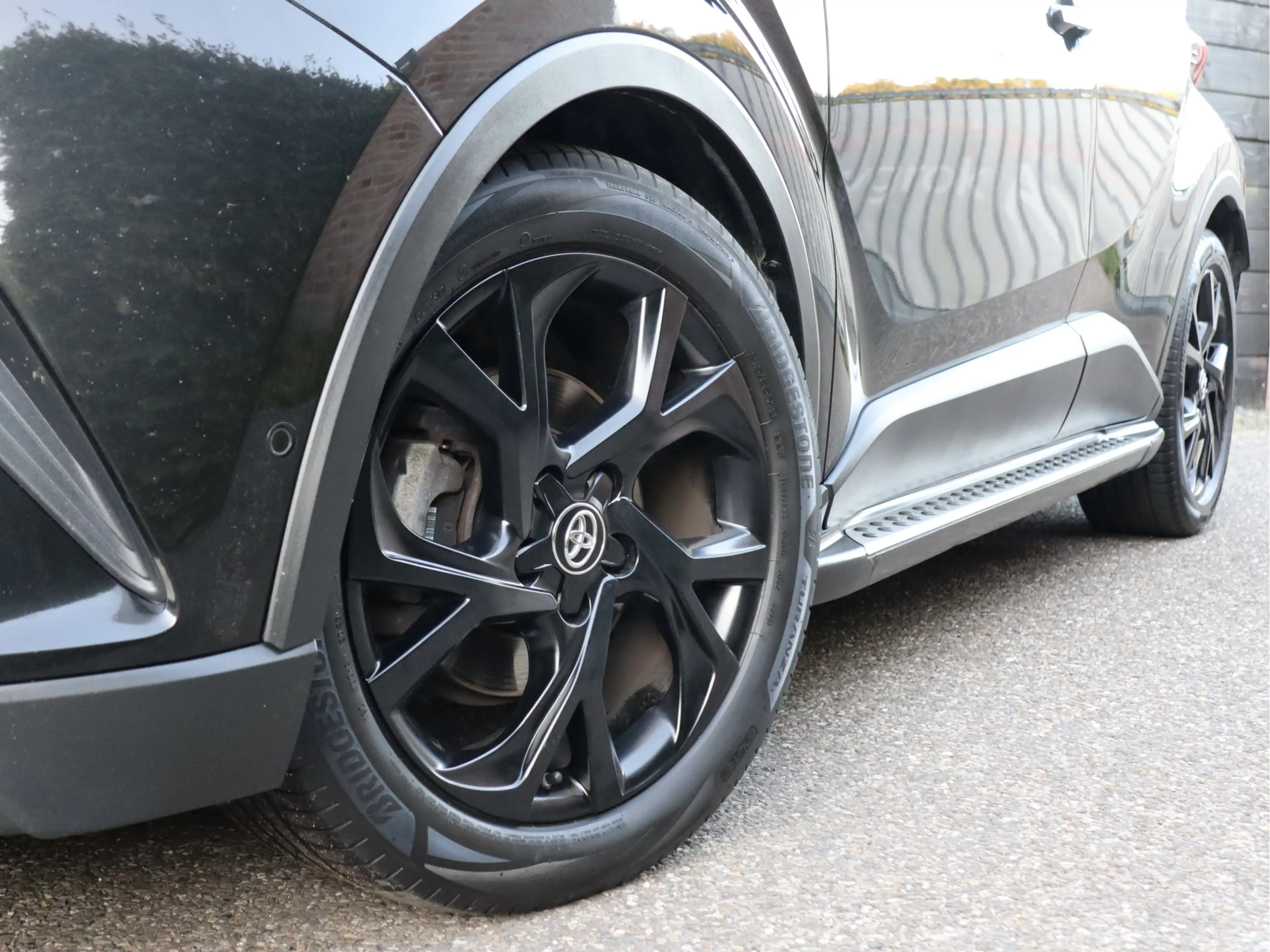 Toyota C-HR 1.8 Hybrid Adventure leder | dealer o.h. — photo 2