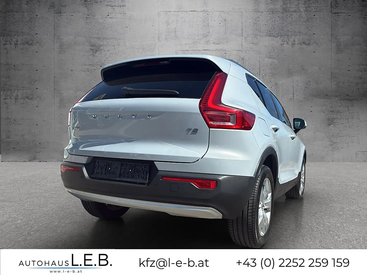 Volvo XC40 T2 Momentum Pro Geartronic Silber - 2
