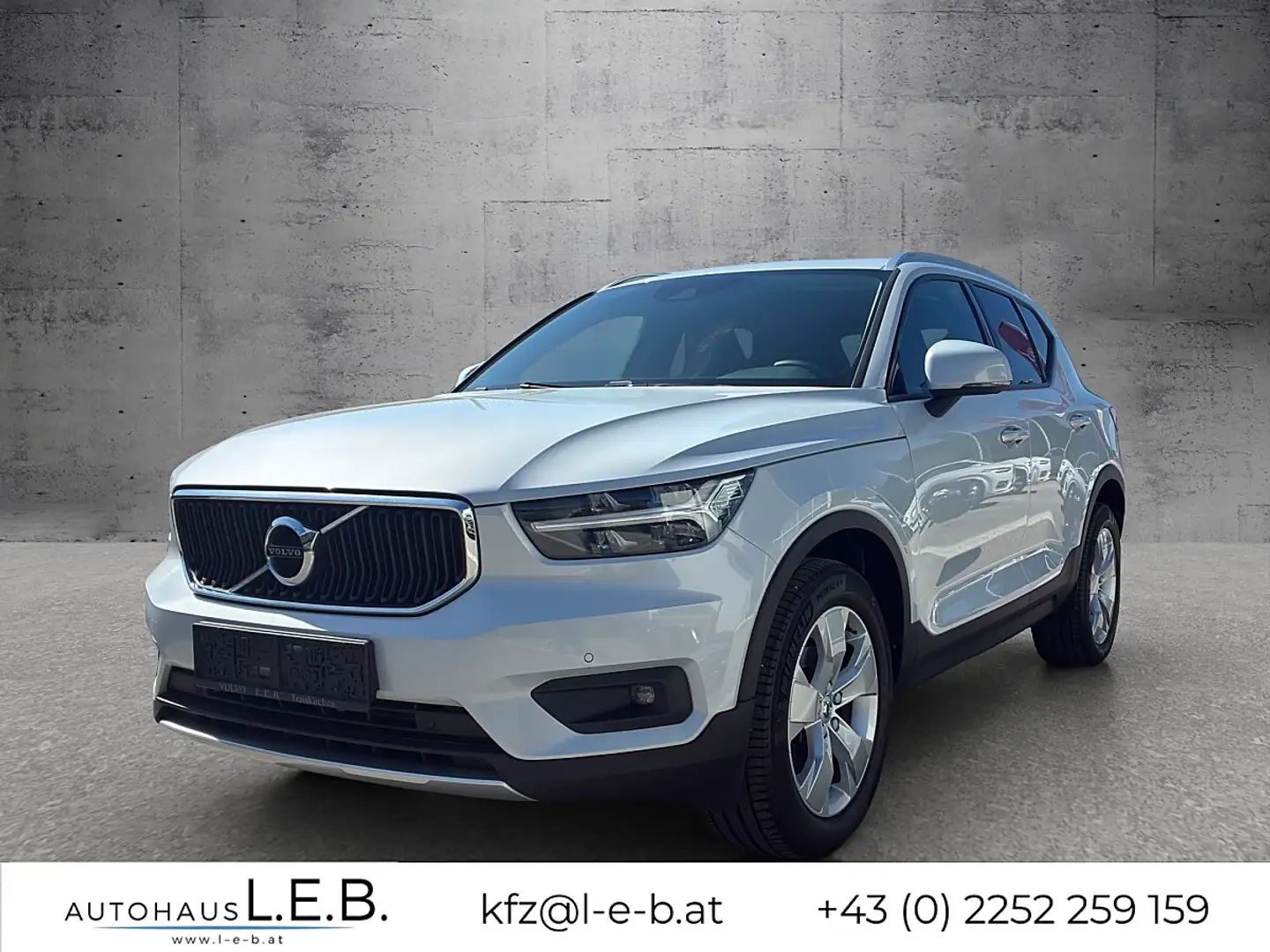 Volvo XC40 T2 Momentum Pro Geartronic Silber - 1