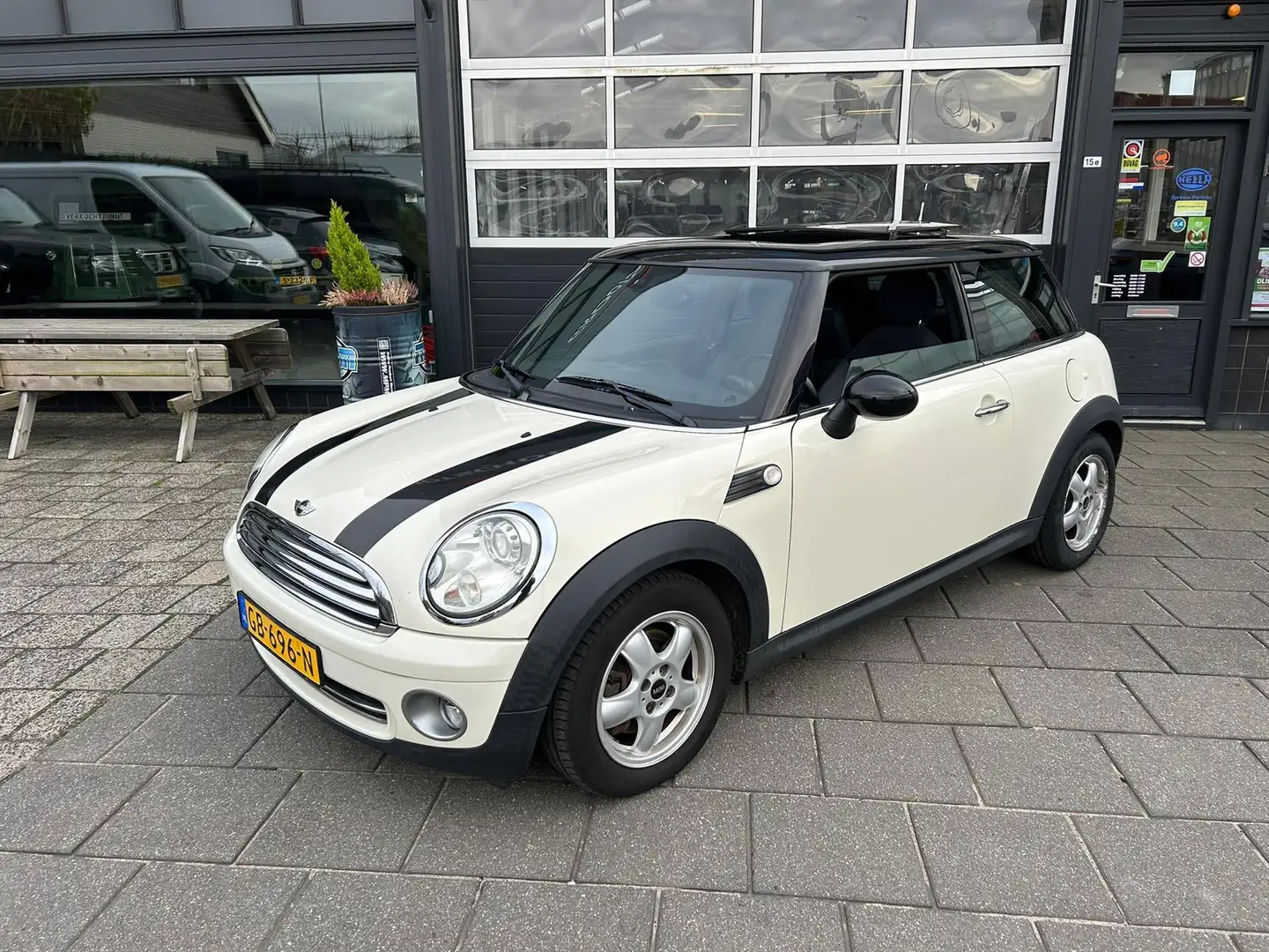 MINI Cooper Mini 1.6 16V 88KW Pano/ Clima / stoelverwarming Wit - 2