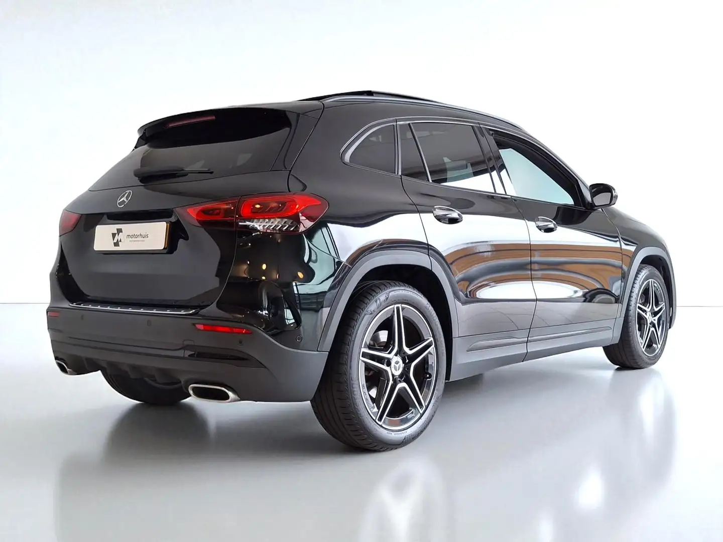 Mercedes-Benz GLA 180 136pk 7G-DCT Business Solution AMG AUTOMAAT LED PA Zwart - 2