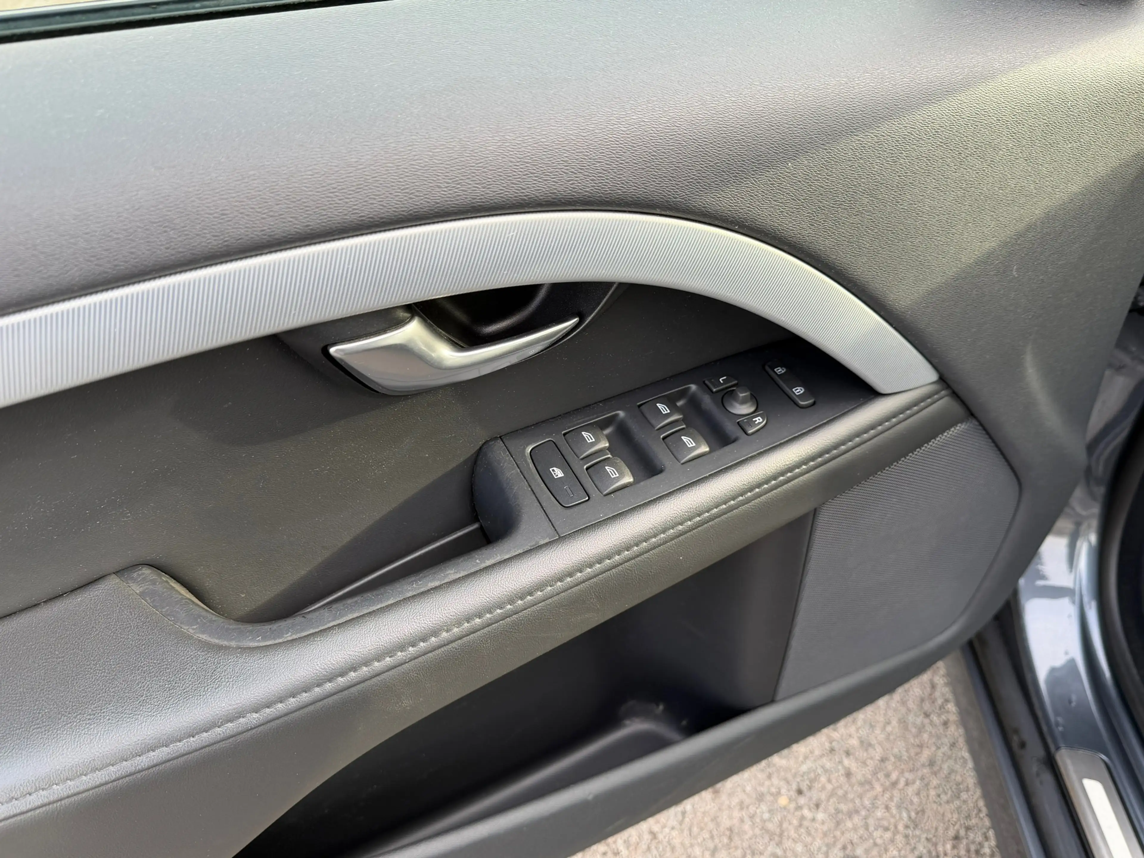 Volvo V70 2.0T AUT R-Edition - Leder - Xenon — photo 9