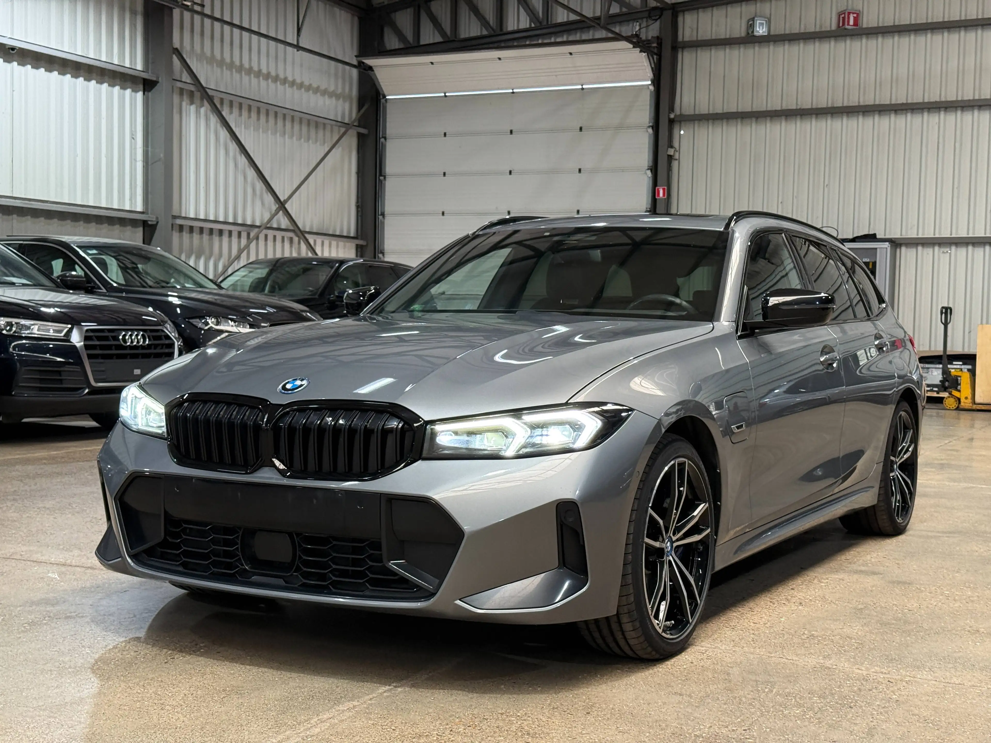 BMW 330 Touring 330eAS M-Pack — photo 3