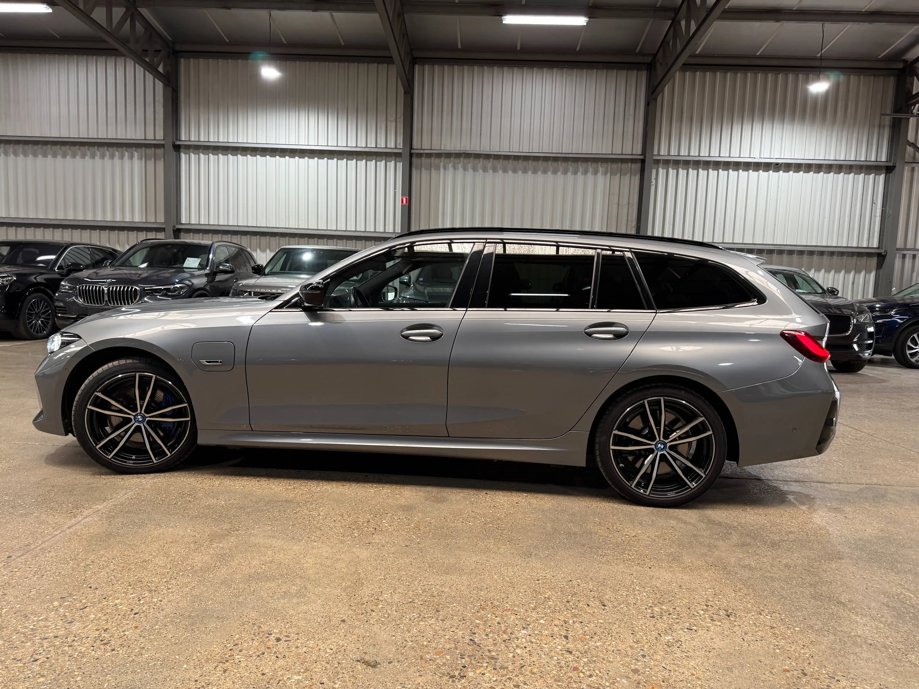 BMW 330 Touring 330eAS M-Pack — photo 8