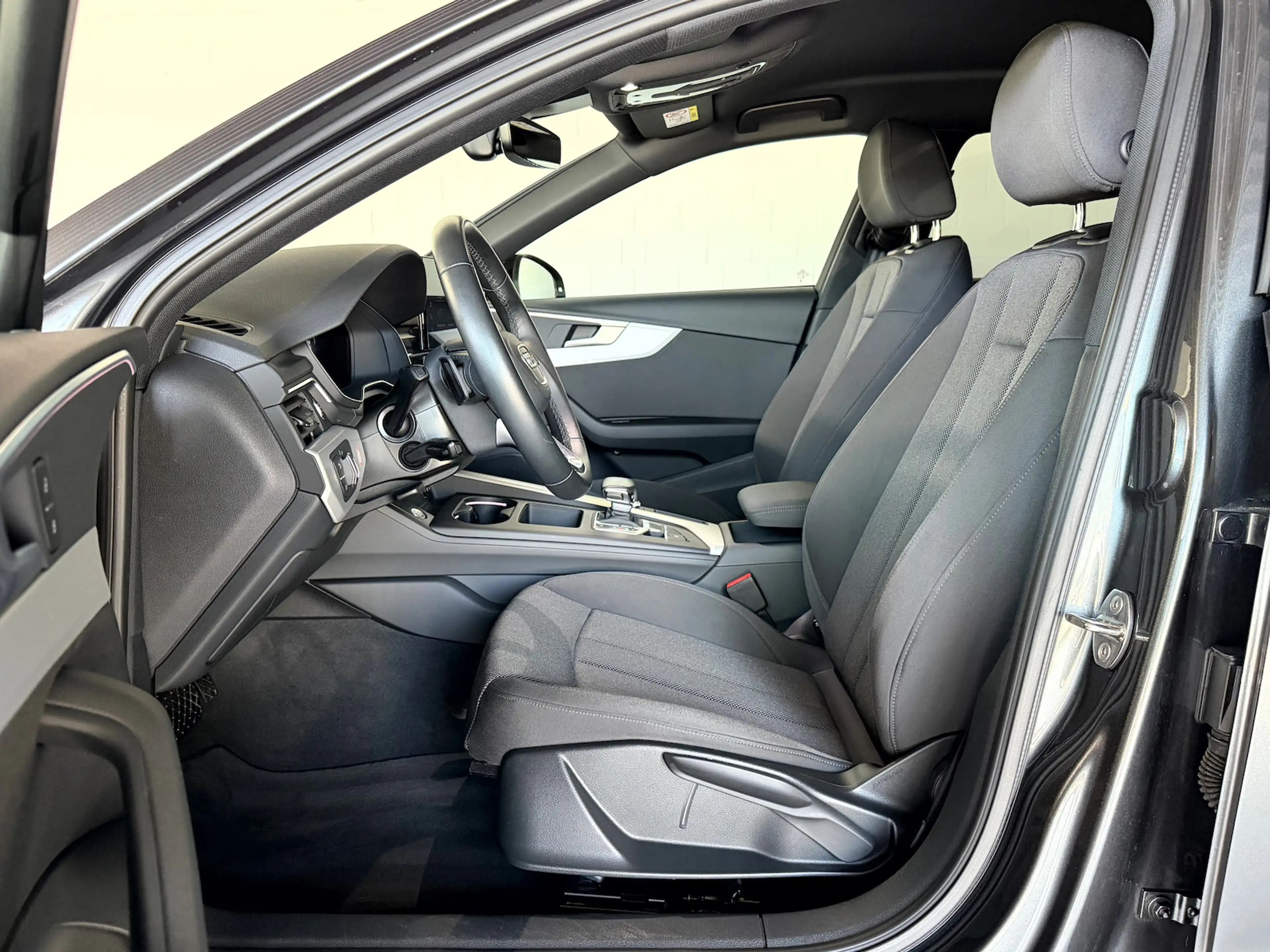 Audi A4 40 TFSI S Line Competition Edition*Matrix*AHK* — photo 9