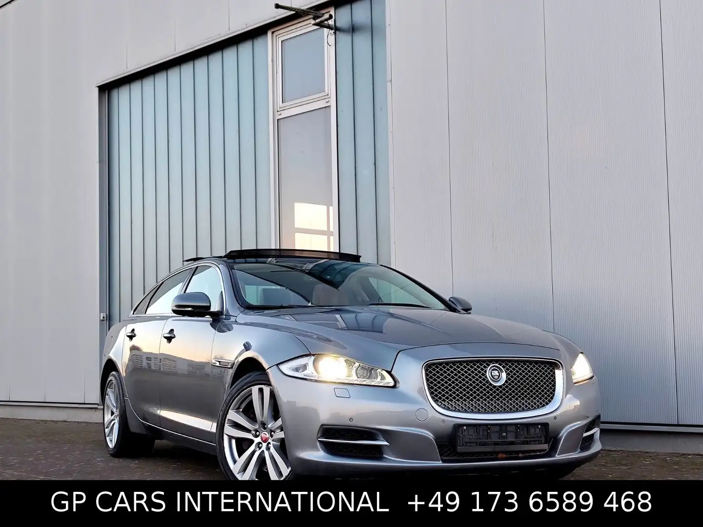 Jaguar XJ 3.0D PORTFOLIO 4XMASSAGE/LEDER/PANORAMA/ Grau - 1
