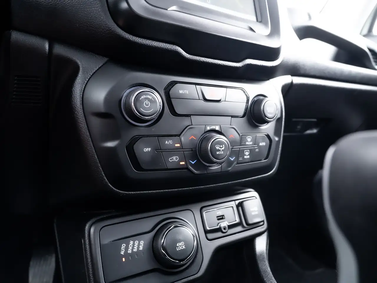 Jeep Renegade снимка Jeep Renegade
