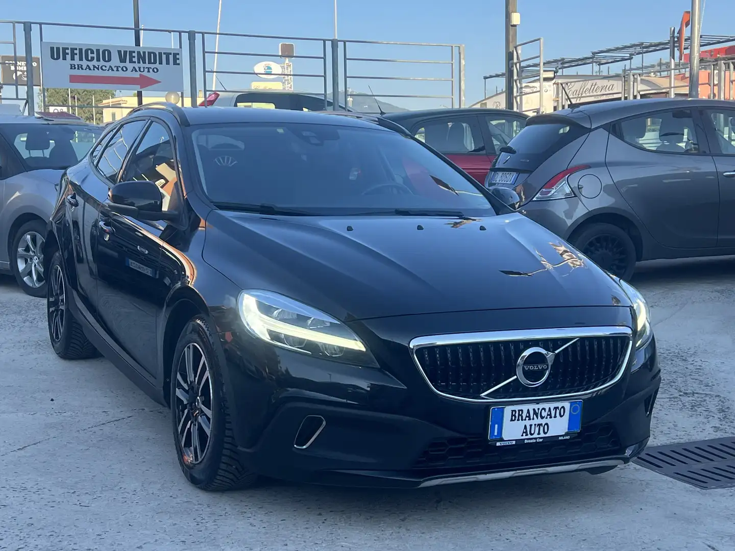 Volvo V40 Cross Country 2.0 d2 Business Plus my19 Noir - 1