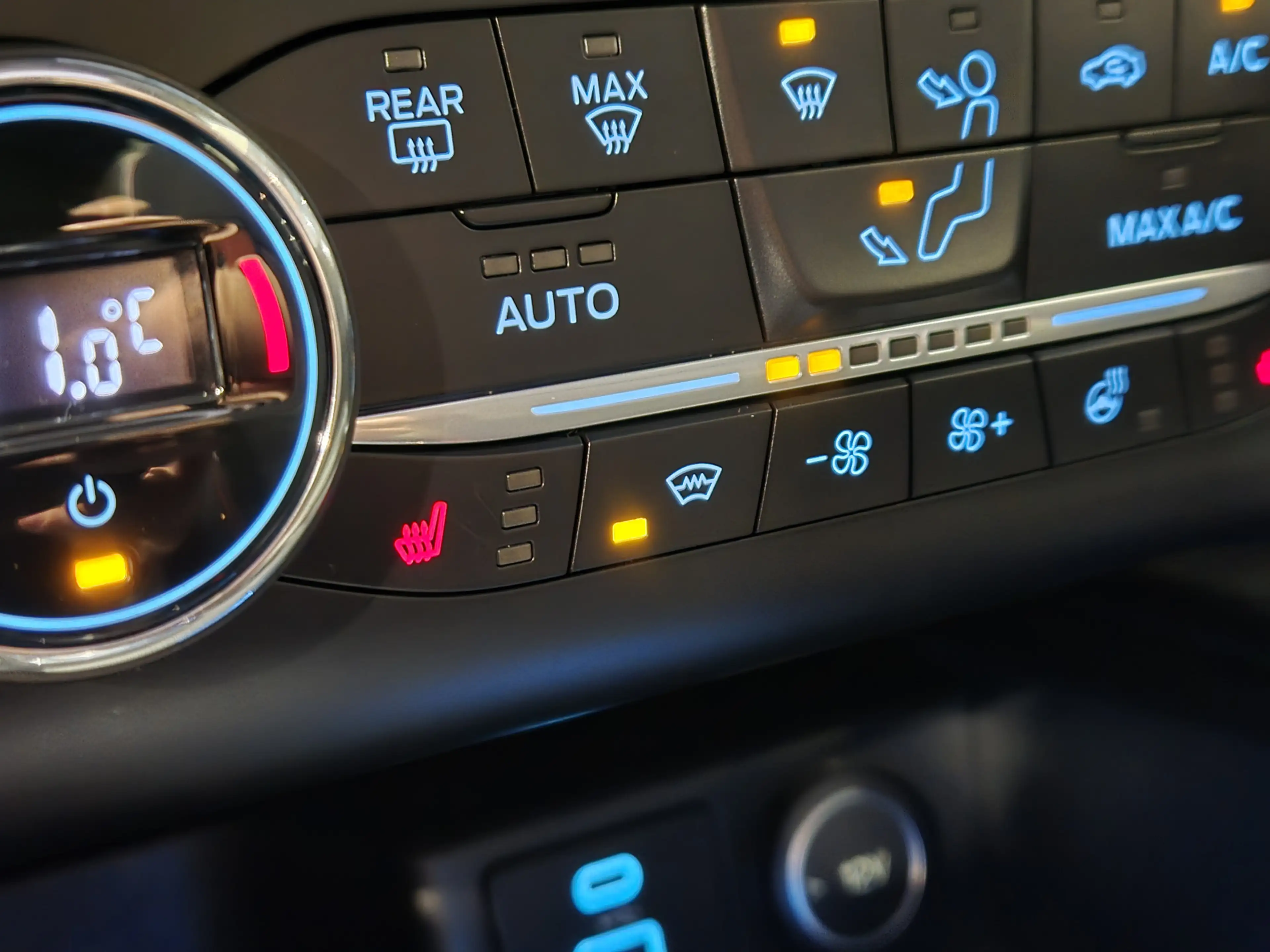 Ford Kuga 2.5 PHEV ST-Line Vignale Winterpack | Camera | Pan — photo 13