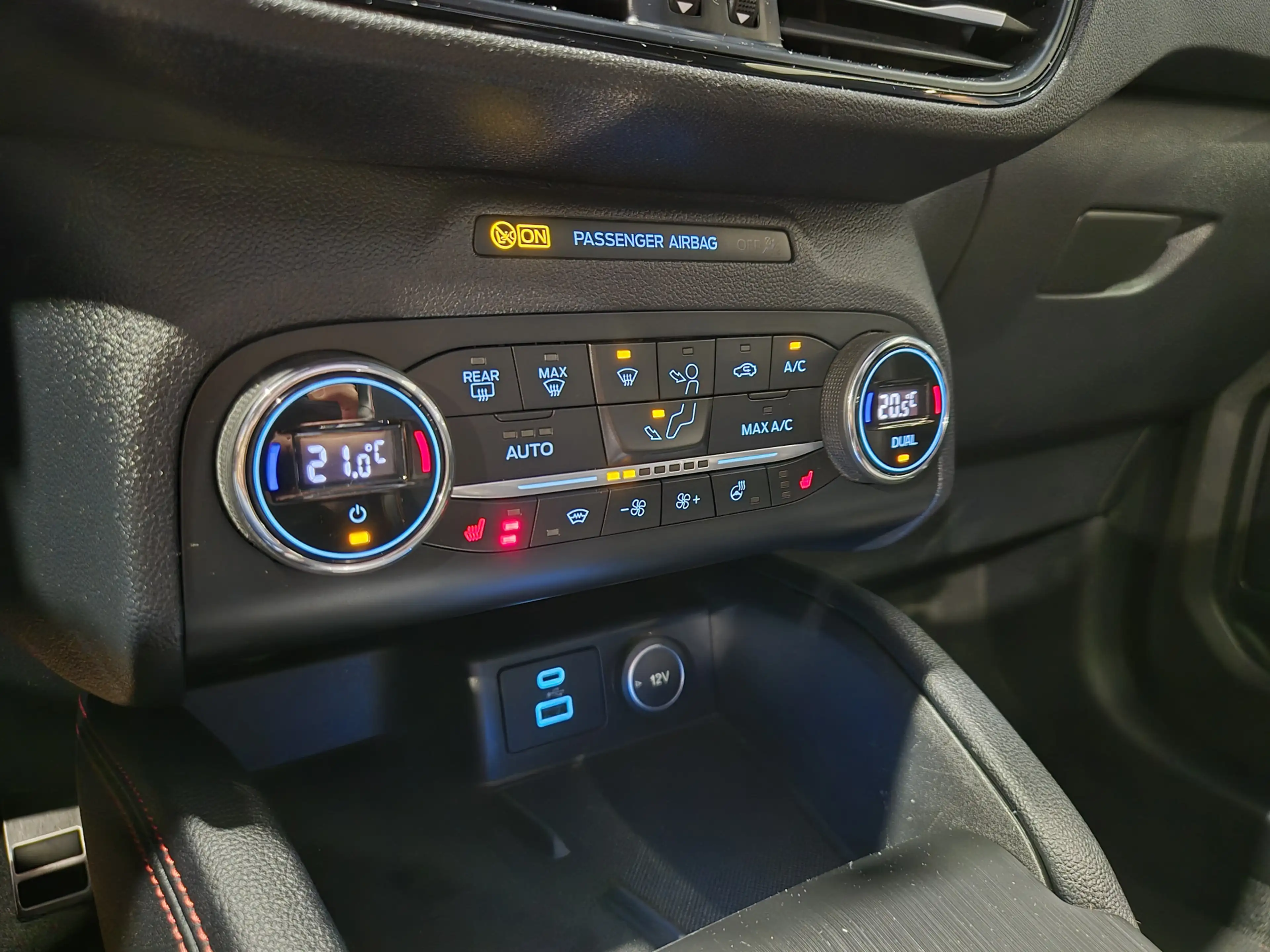 Ford Kuga 2.5 PHEV ST-Line Vignale Winterpack | Camera | Pan — photo 11