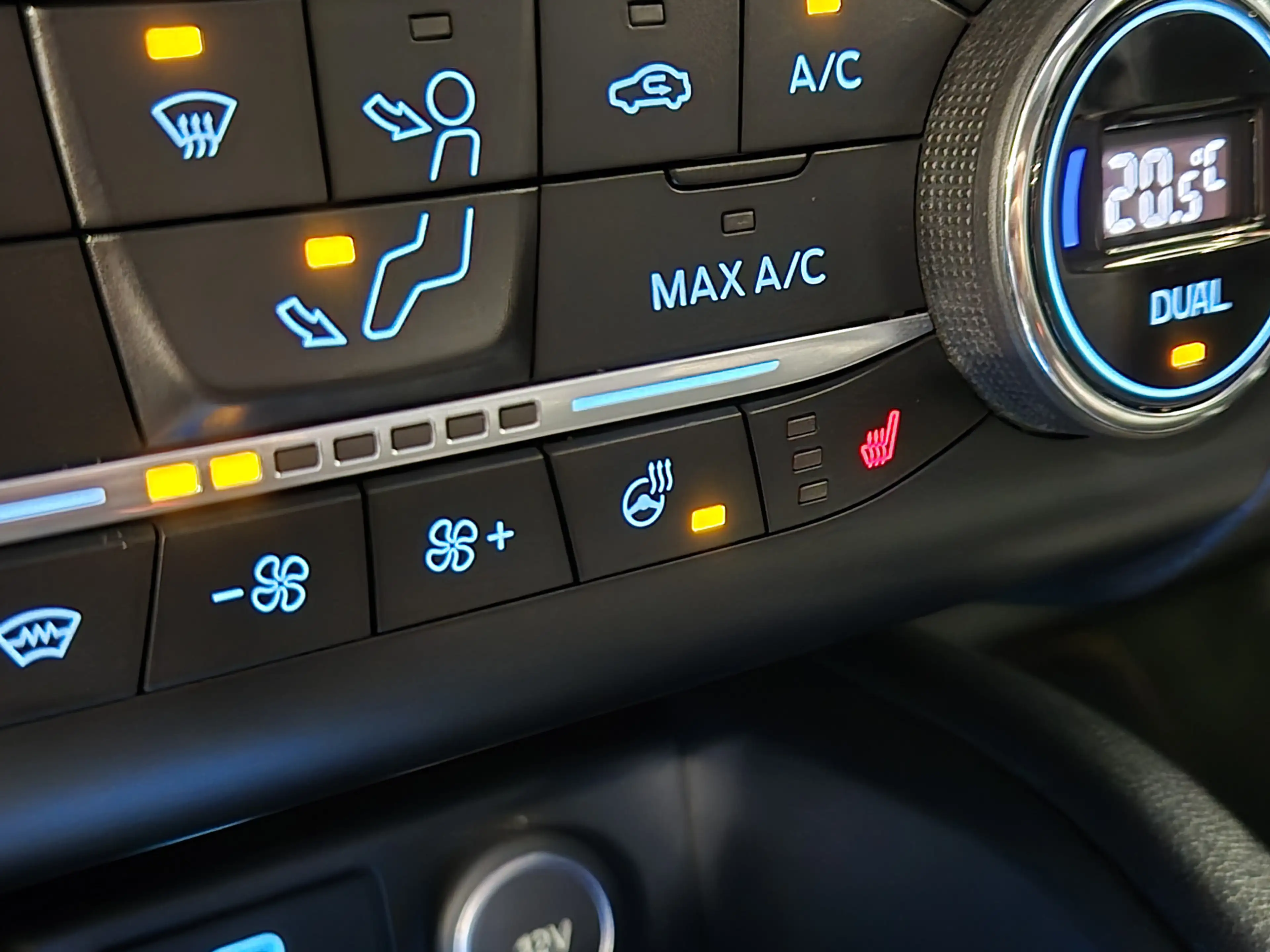 Ford Kuga 2.5 PHEV ST-Line Vignale Winterpack | Camera | Pan — photo 14