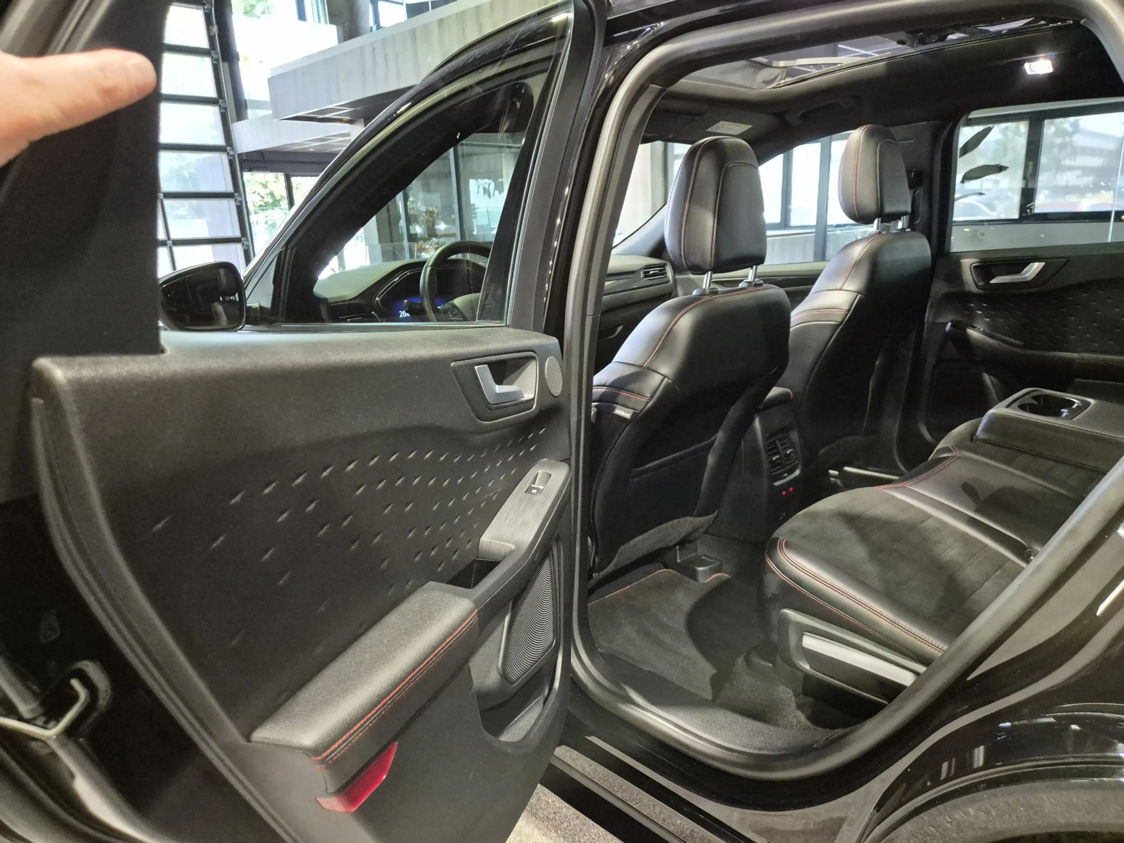 Ford Kuga 2.5 PHEV ST-Line Vignale Winterpack | Camera | Pan — photo 24