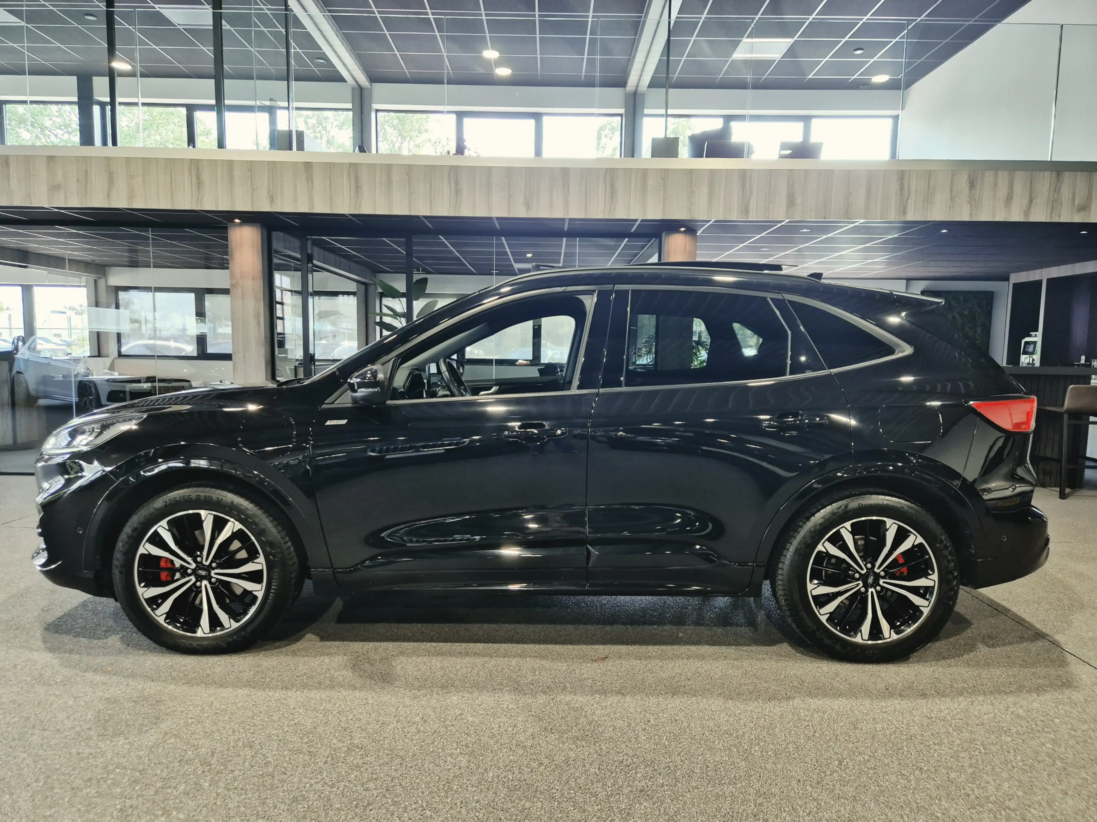 Ford Kuga 2.5 PHEV ST-Line Vignale Winterpack | Camera | Pan — photo 17