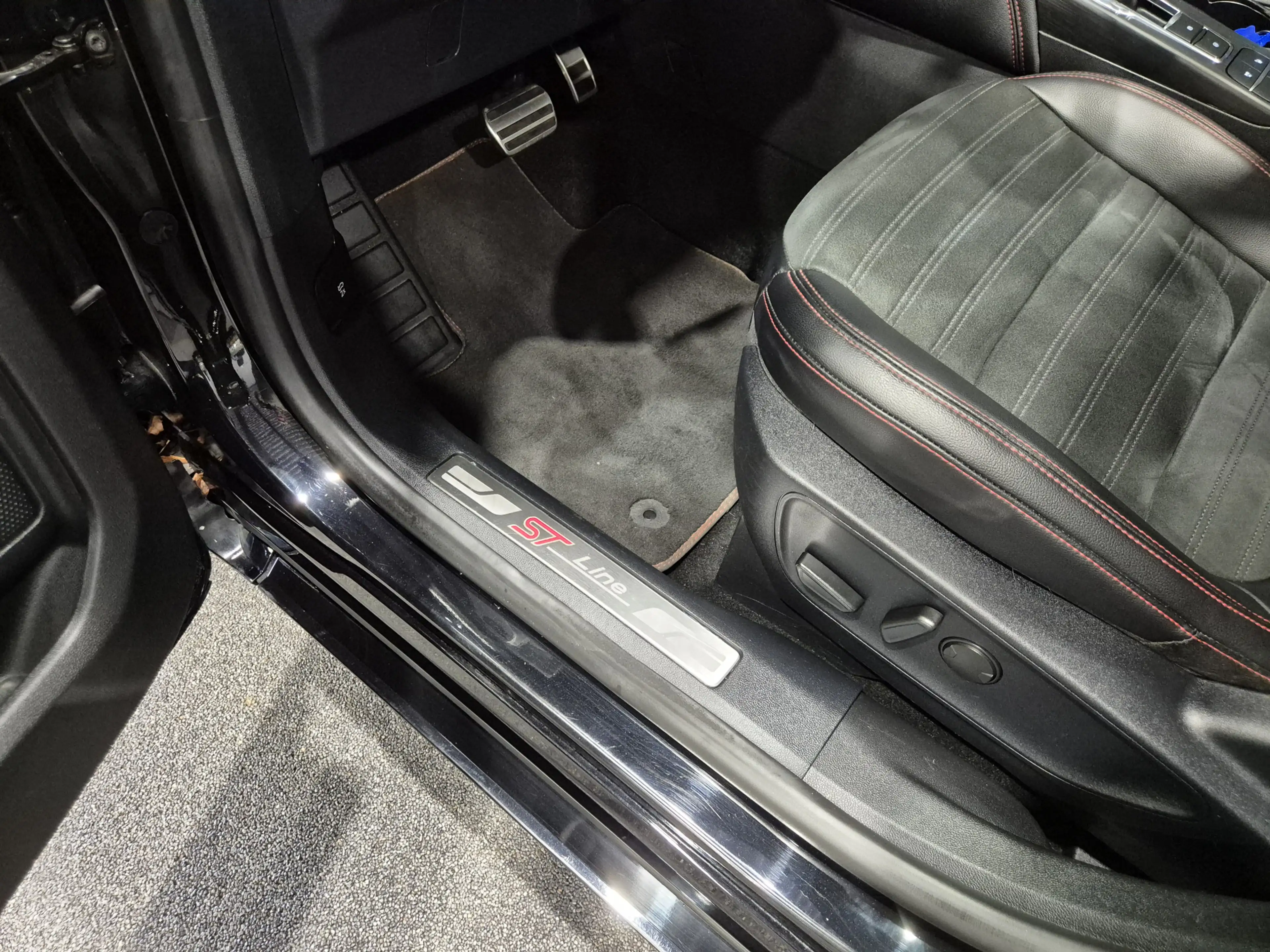 Ford Kuga 2.5 PHEV ST-Line Vignale Winterpack | Camera | Pan — photo 27