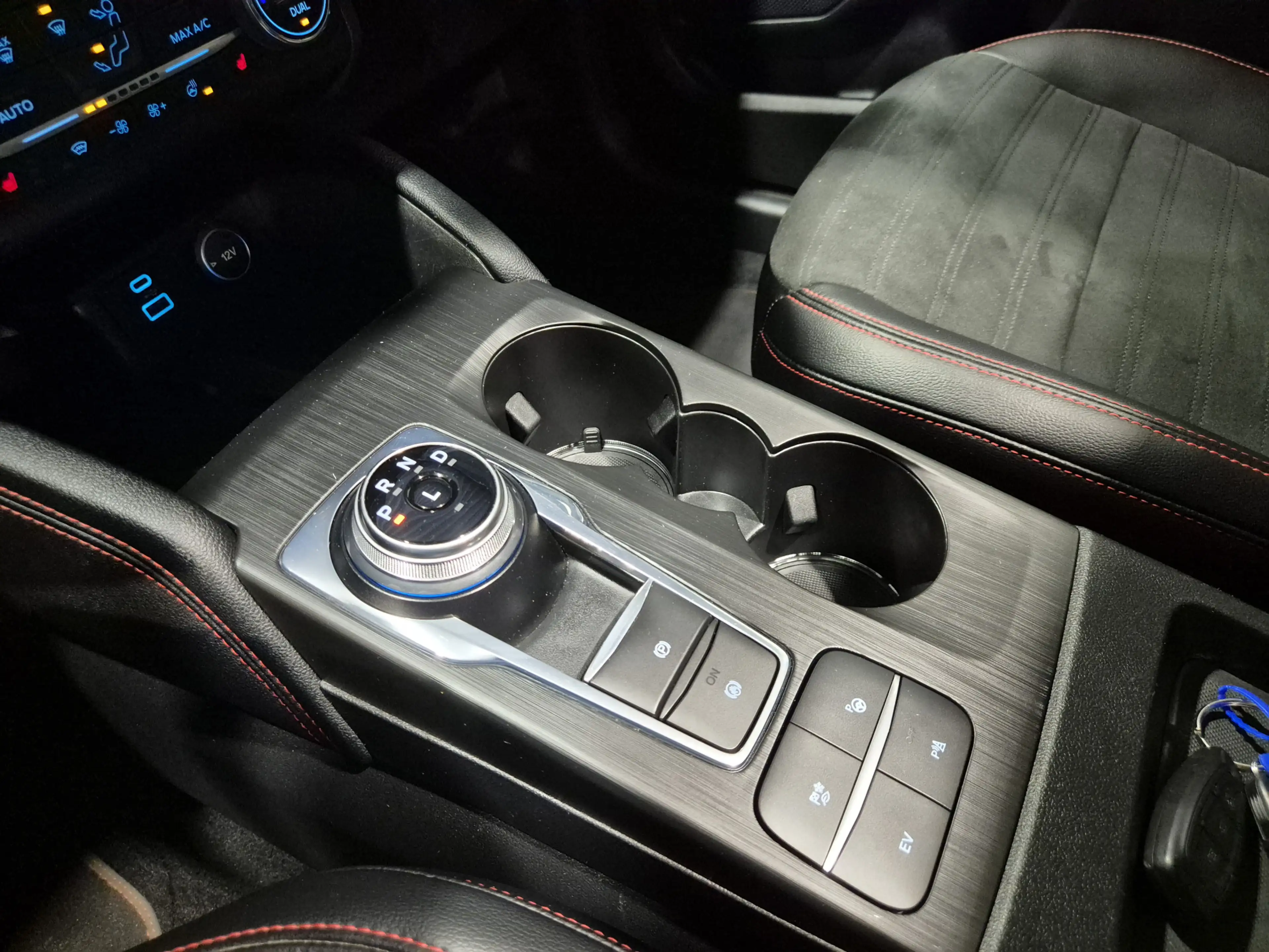 Ford Kuga 2.5 PHEV ST-Line Vignale Winterpack | Camera | Pan — photo 15