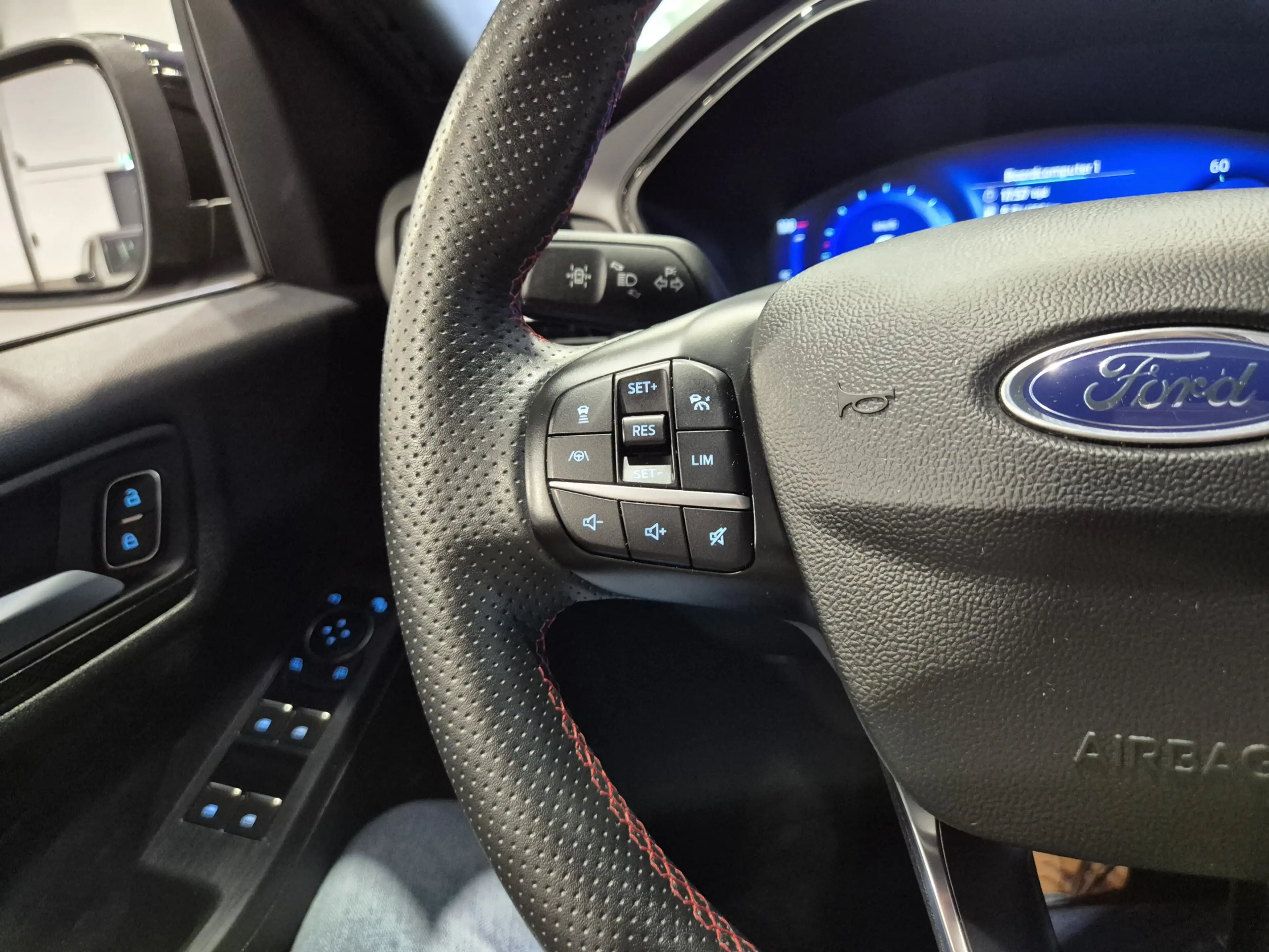 Ford Kuga 2.5 PHEV ST-Line Vignale Winterpack | Camera | Pan — photo 31
