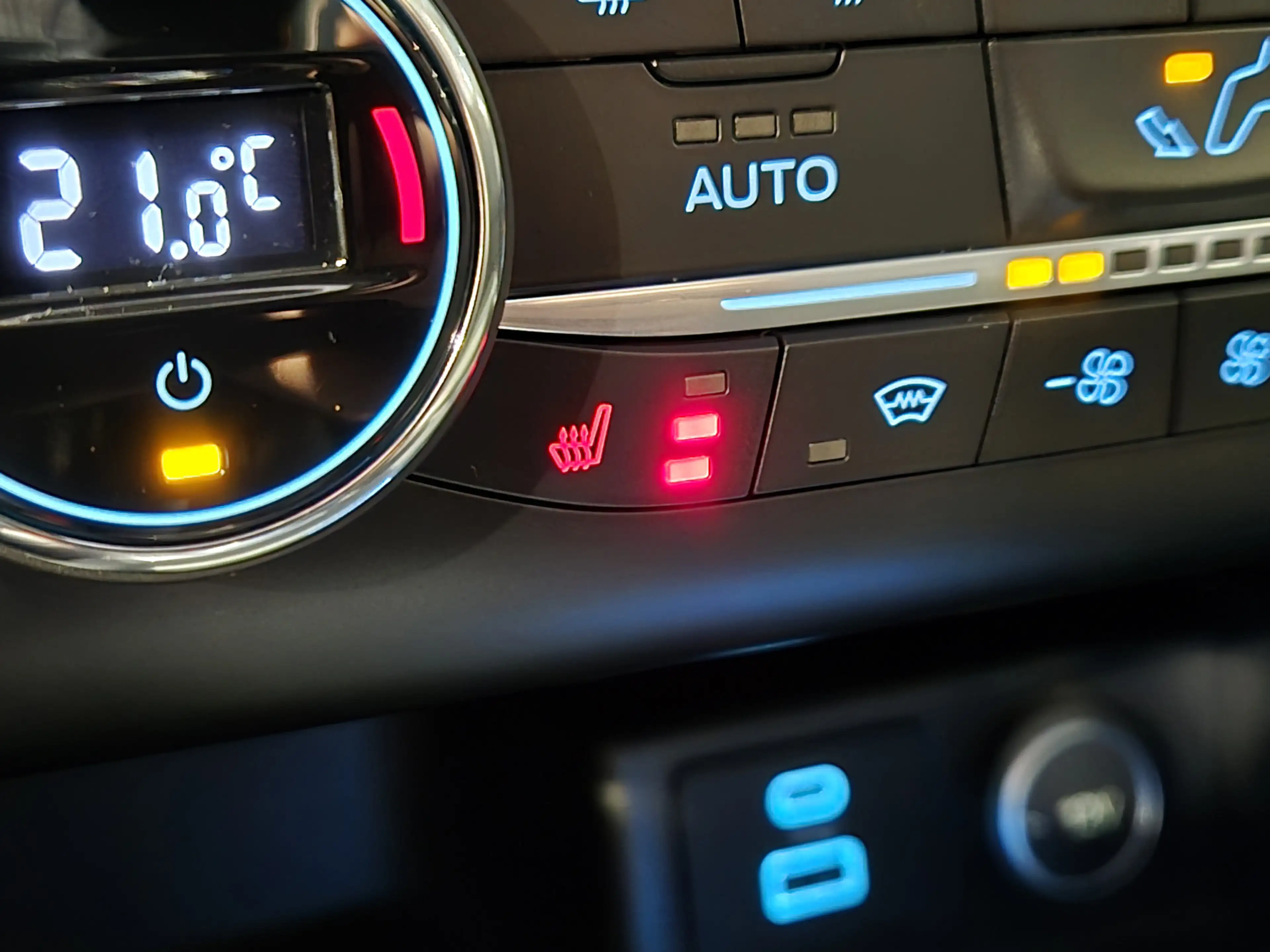 Ford Kuga 2.5 PHEV ST-Line Vignale Winterpack | Camera | Pan — photo 12