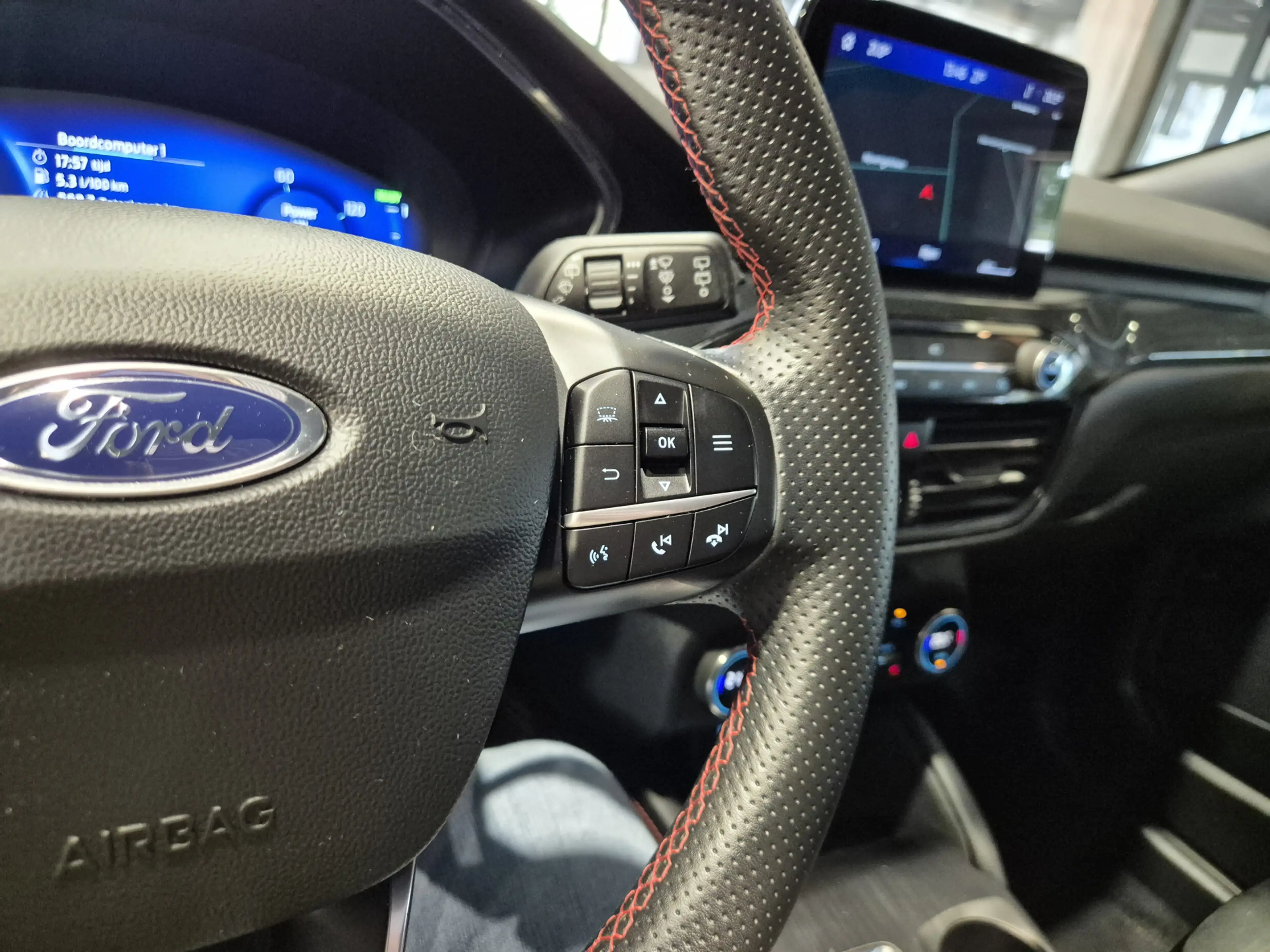 Ford Kuga 2.5 PHEV ST-Line Vignale Winterpack | Camera | Pan — photo 32
