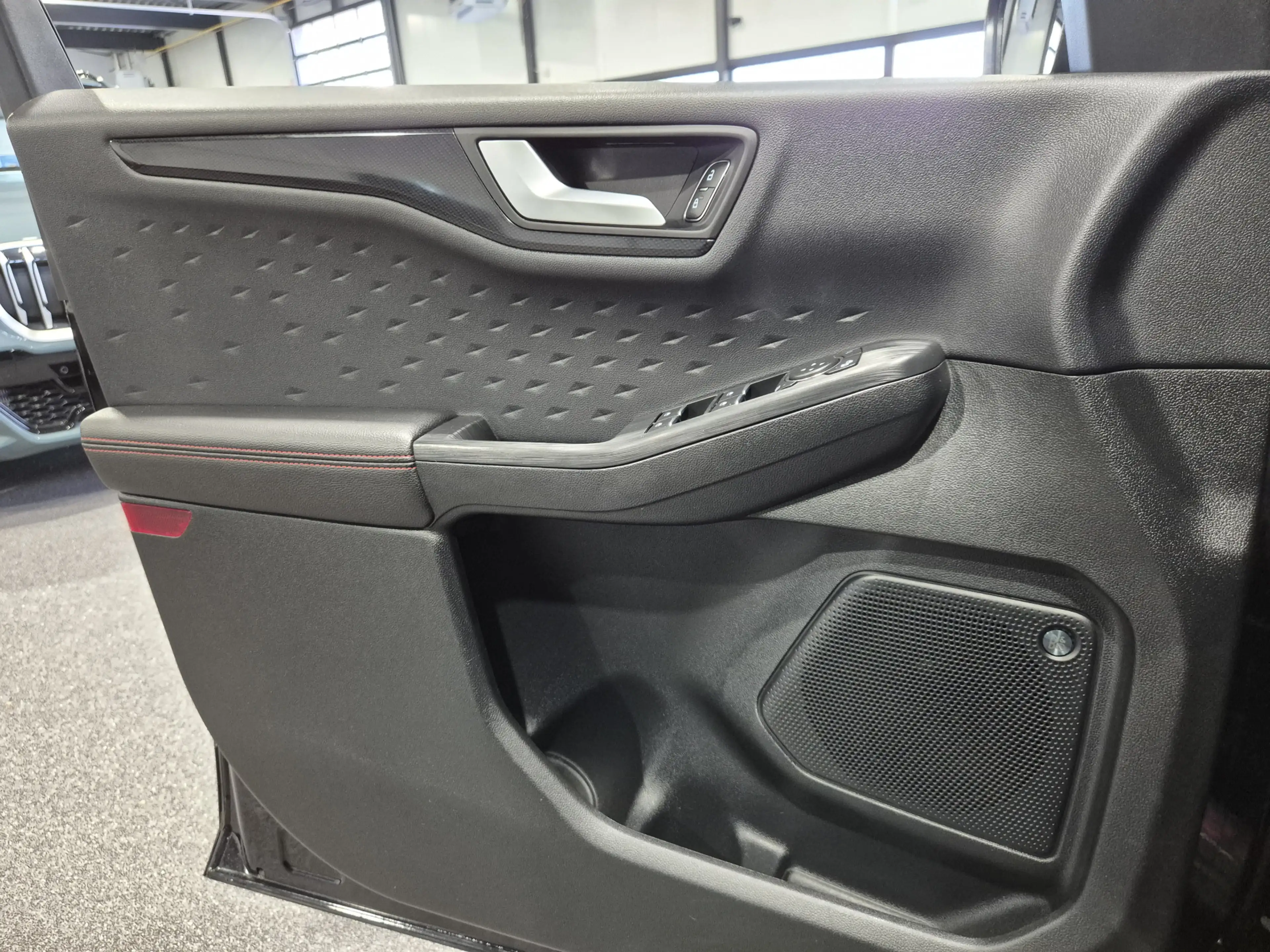Ford Kuga 2.5 PHEV ST-Line Vignale Winterpack | Camera | Pan — photo 28
