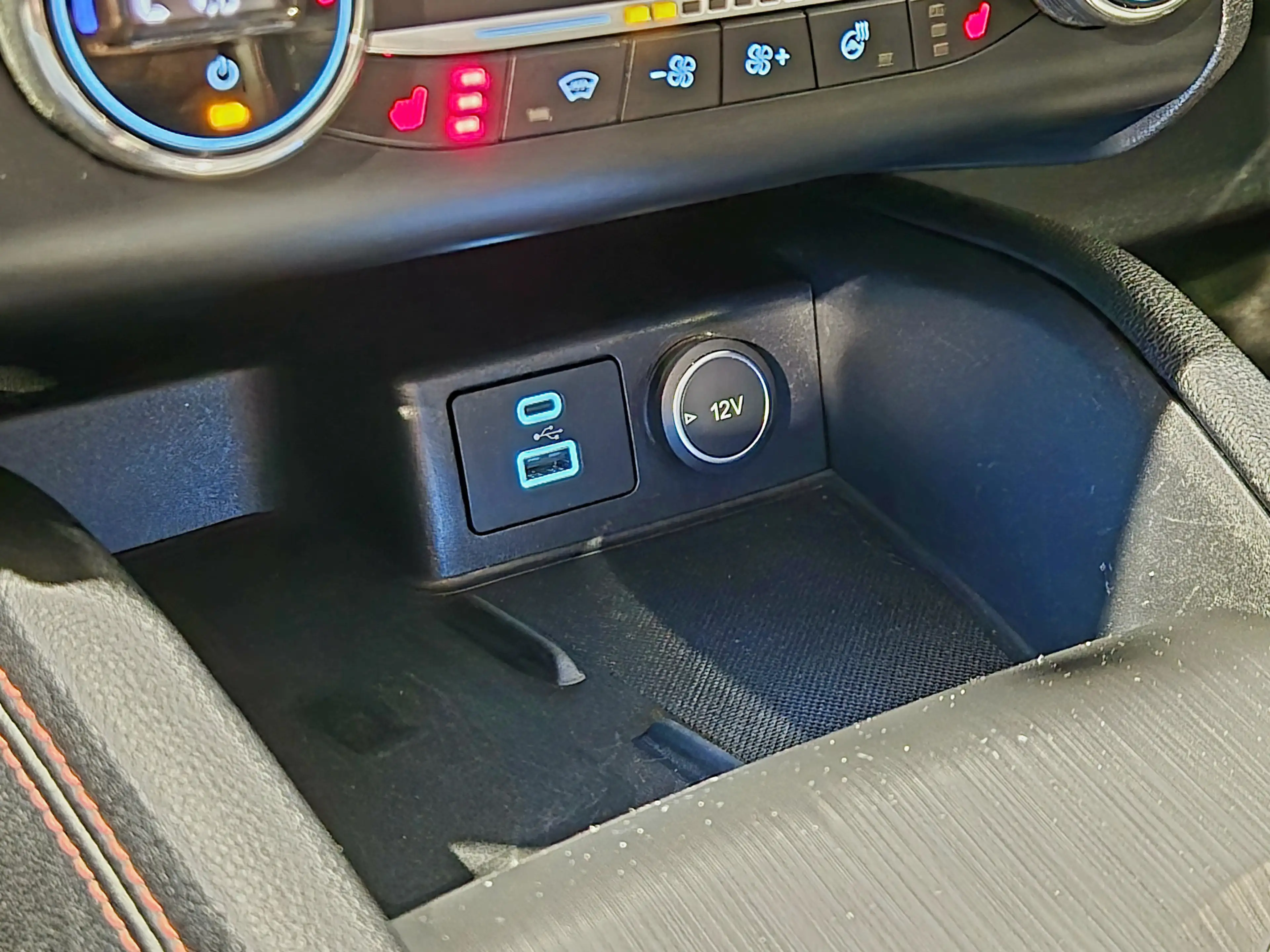 Ford Kuga 2.5 PHEV ST-Line Vignale Winterpack | Camera | Pan — photo 39