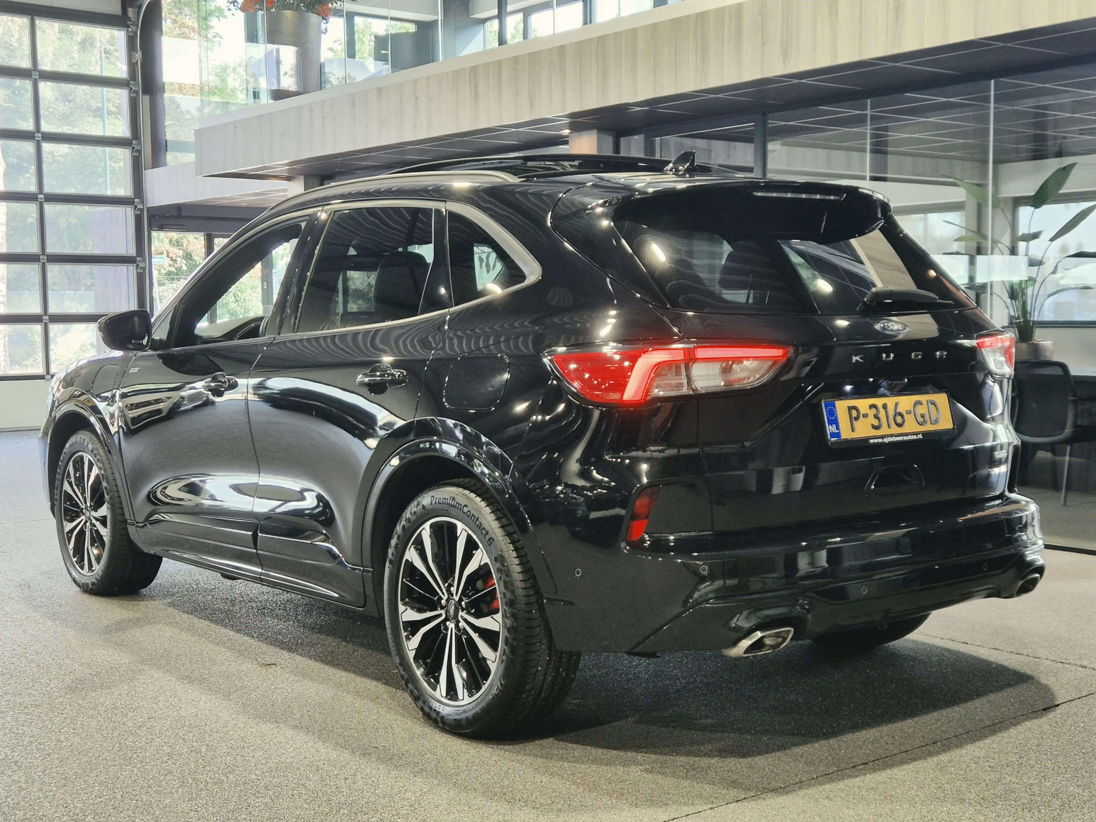 Ford Kuga 2.5 PHEV ST-Line Vignale Winterpack | Camera | Pan — photo 2