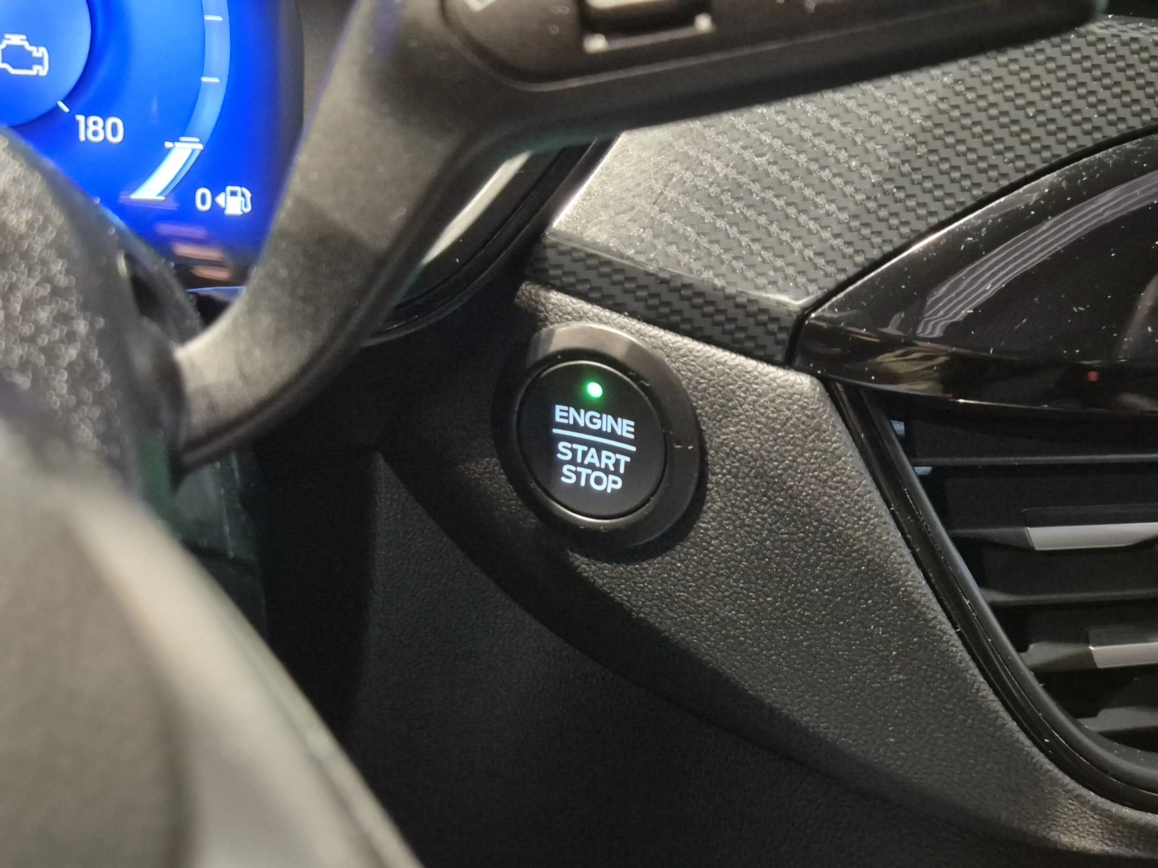 Ford Kuga 2.5 PHEV ST-Line Vignale Winterpack | Camera | Pan — photo 33